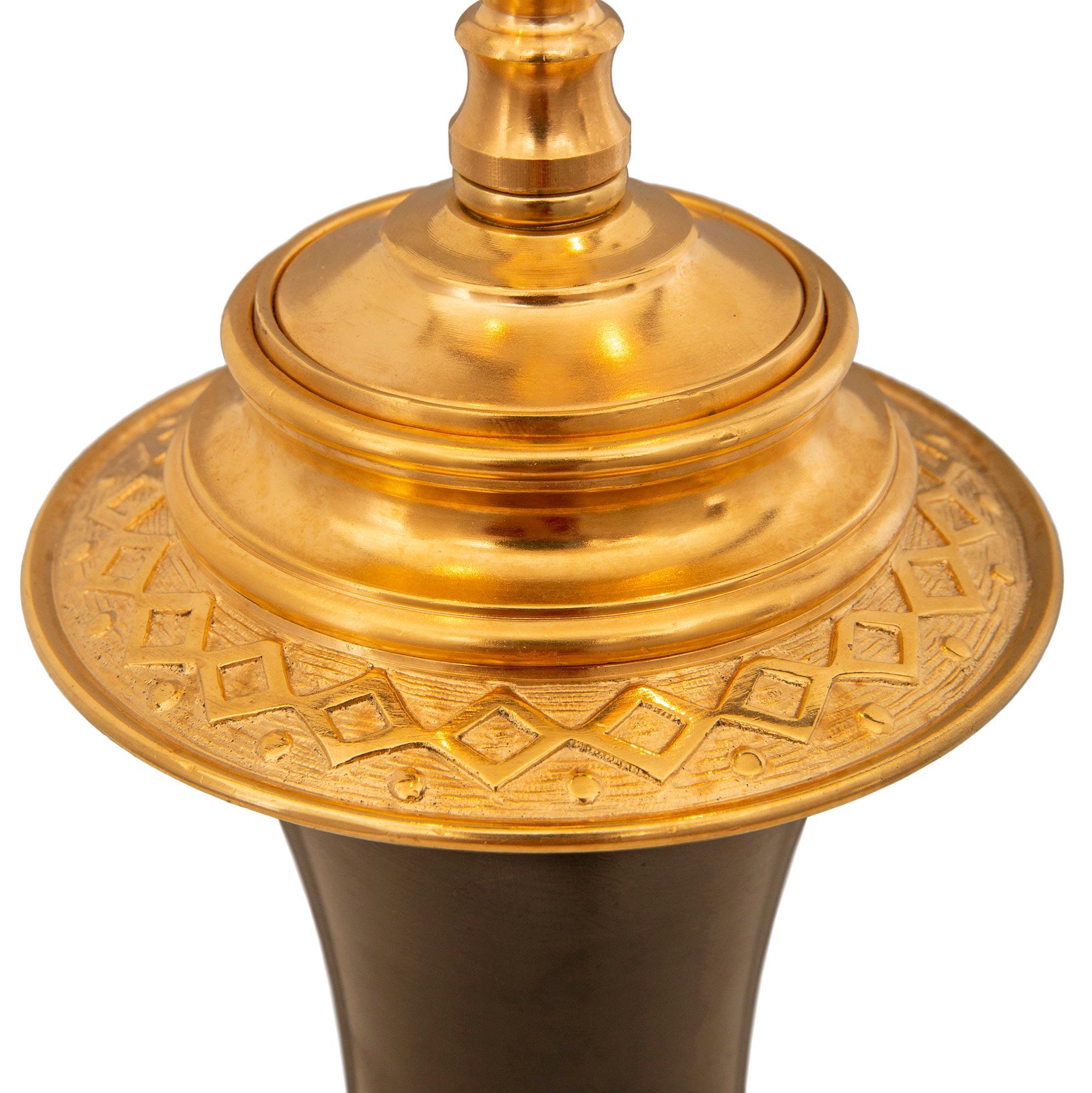 Patiné Paire de lampes de style Renaissance française du 19ème siècle en bronze patiné et bronze doré en vente