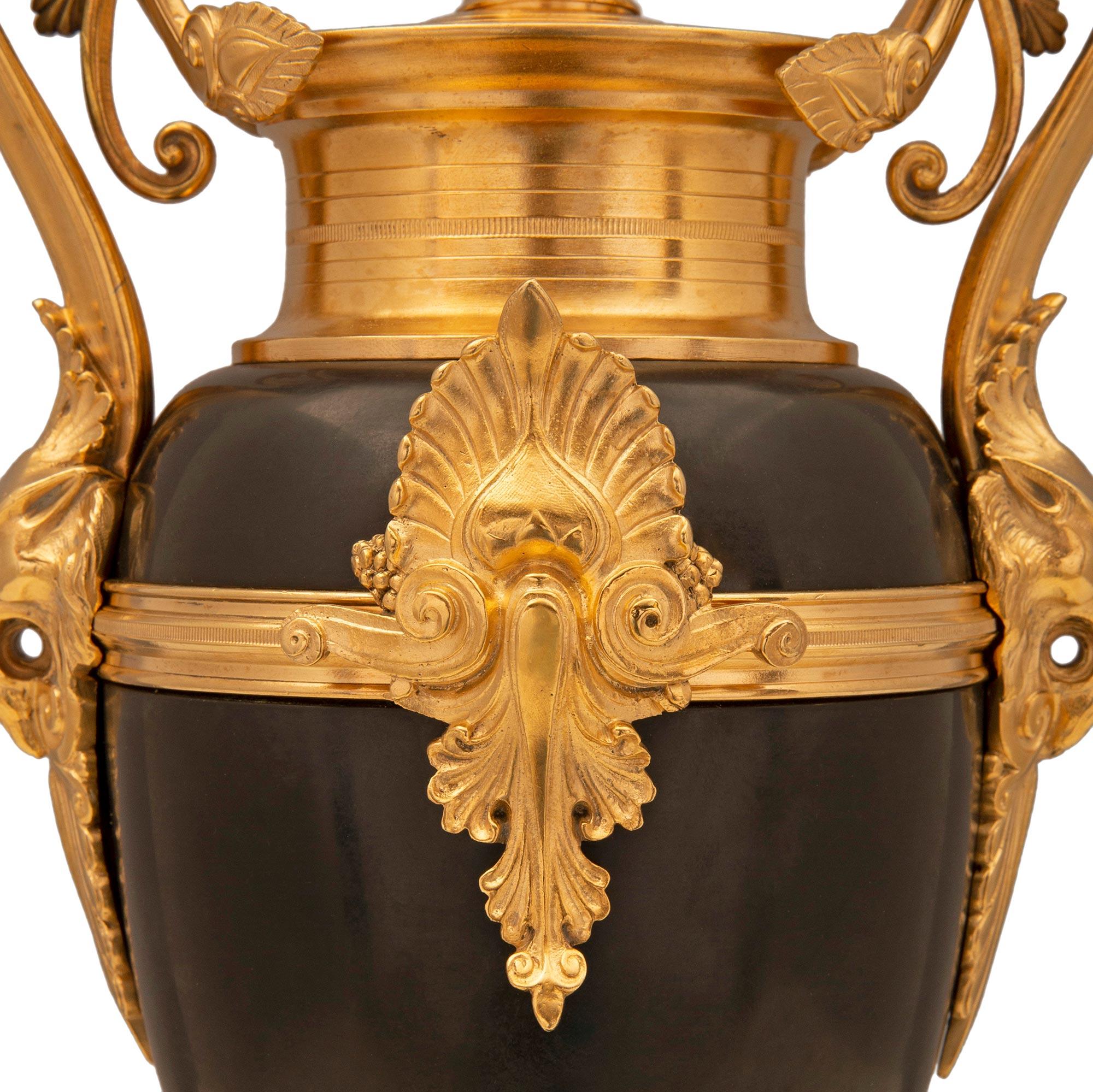 Paire de lampes de style Renaissance française du 19ème siècle en bronze patiné et bronze doré Bon état - En vente à West Palm Beach, FL
