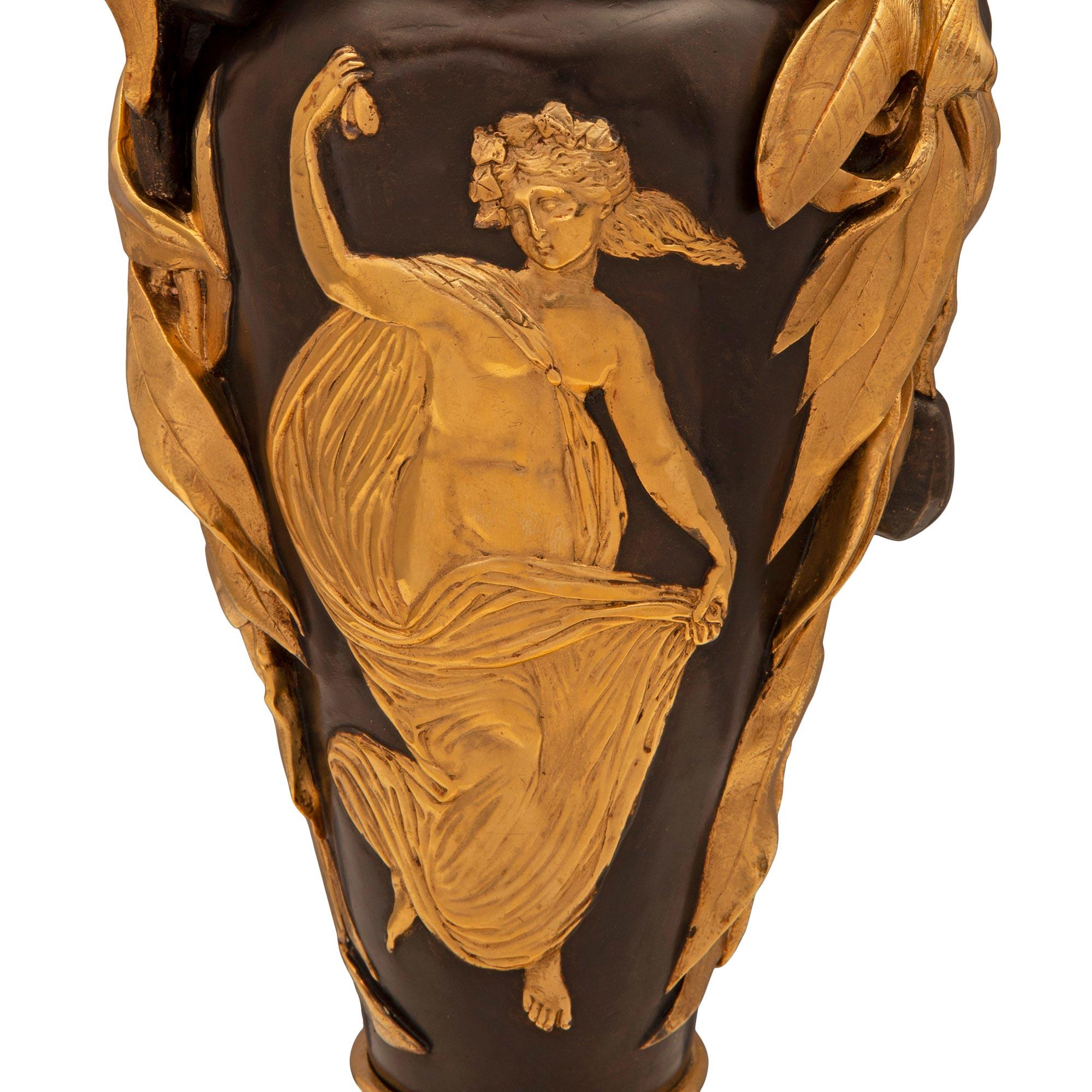 XIXe siècle Paire de lampes de style Renaissance française du 19ème siècle en bronze patiné et bronze doré en vente