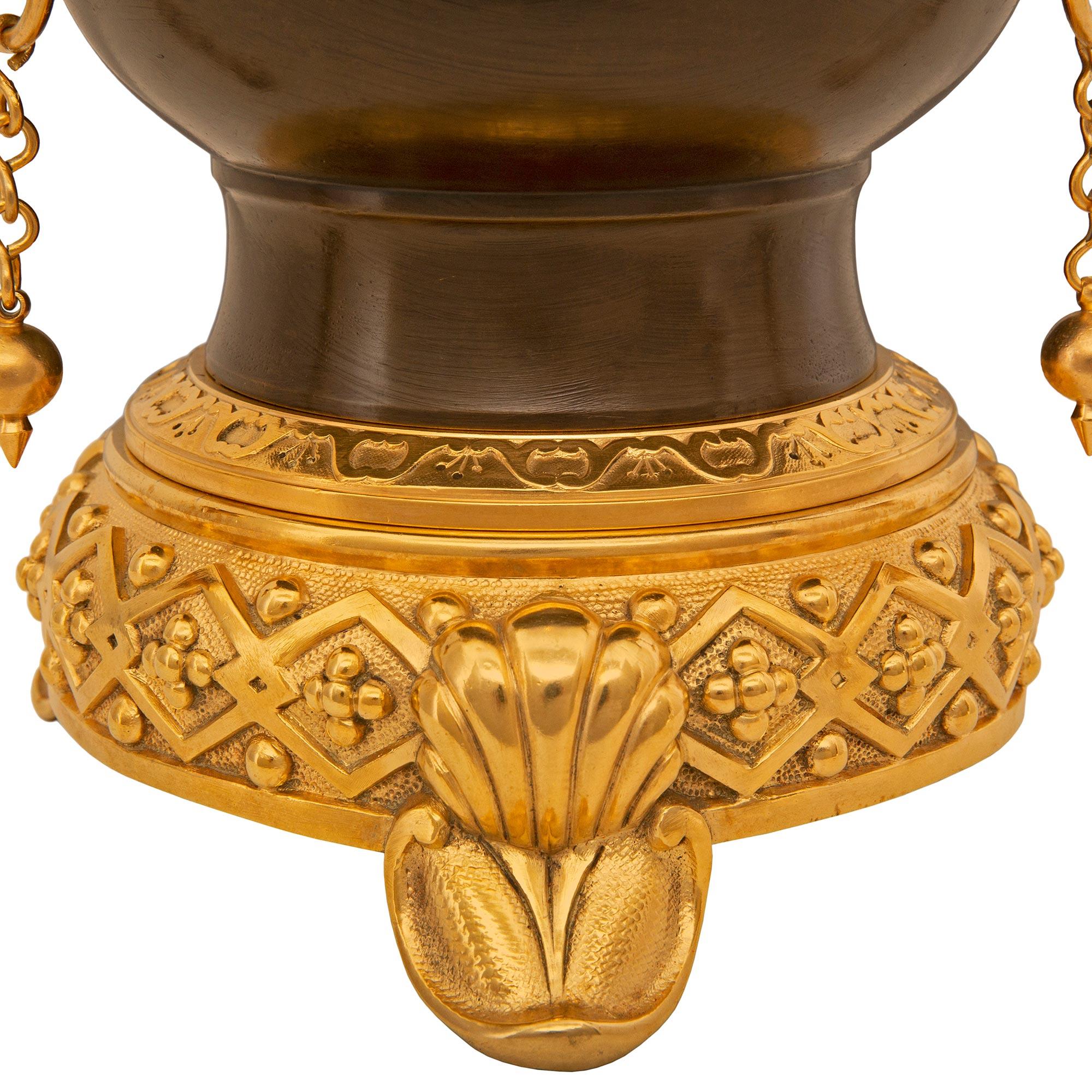 XIXe siècle Paire de lampes de style Renaissance française du 19ème siècle en bronze patiné et bronze doré en vente
