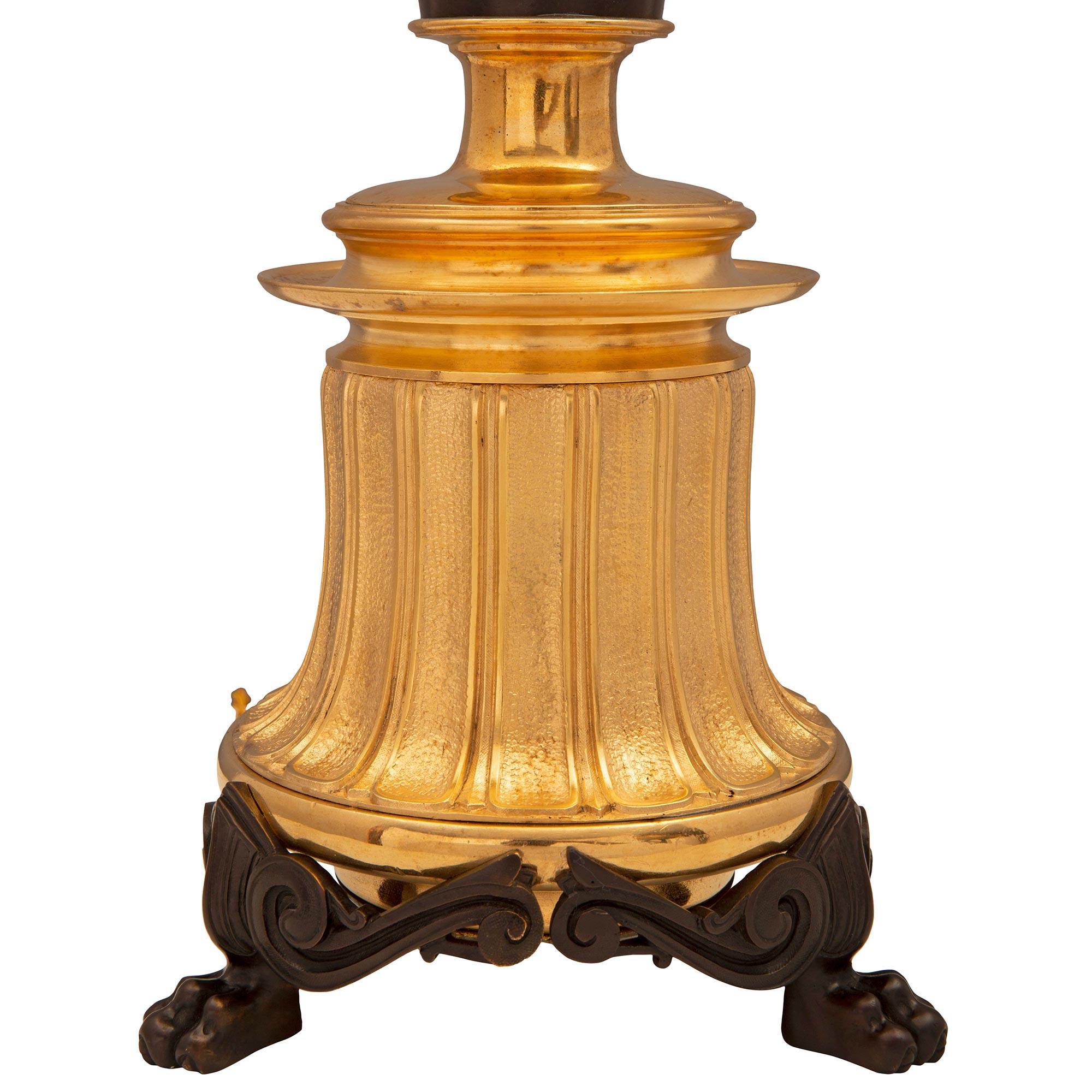 Paire de lampes de style Renaissance française du 19ème siècle en bronze patiné et bronze doré en vente 1