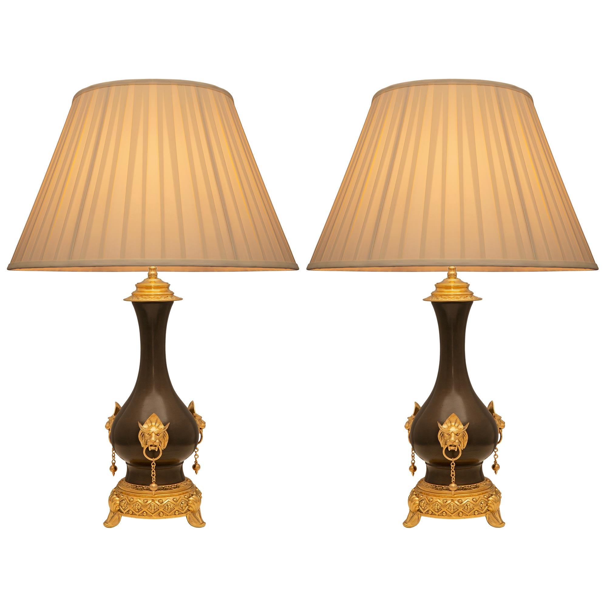 Paire de lampes de style Renaissance française du 19ème siècle en bronze patiné et bronze doré en vente
