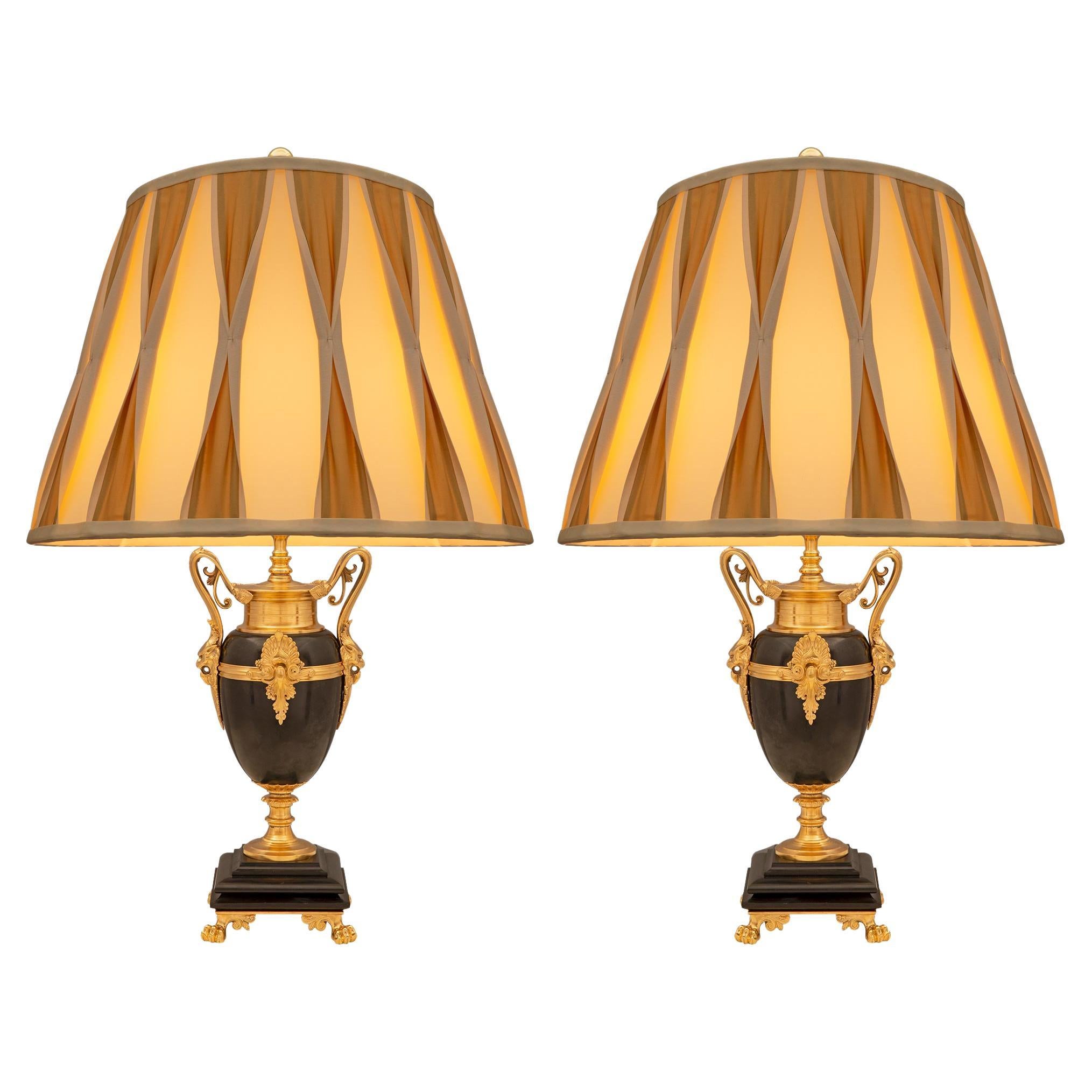 Paar französische Renaissance-Lampen aus patinierter Bronze und Goldbronze aus dem 19. Jahrhundert