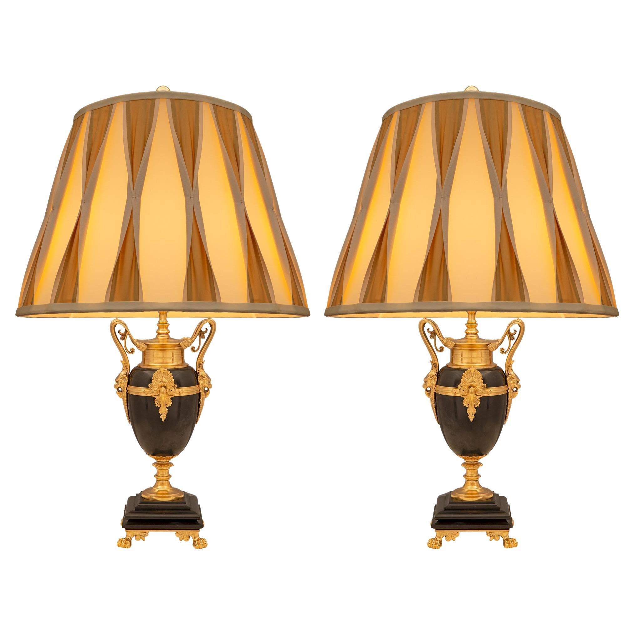 Paire de lampes de style Renaissance française du 19ème siècle en bronze patiné et bronze doré en vente