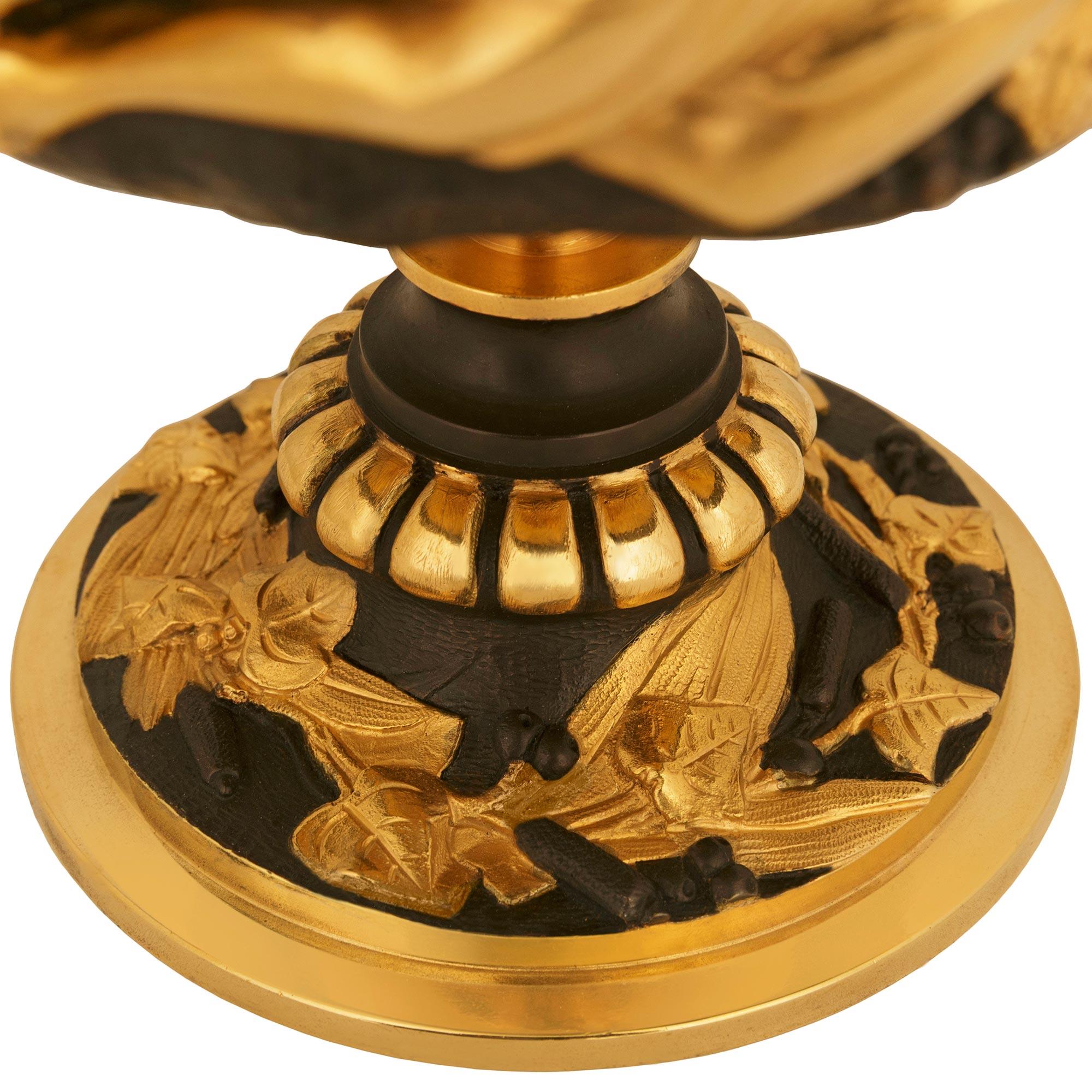 Paire d'urnes en bronze patiné et bronze doré de la Renaissance française du XIXe siècle en vente 5