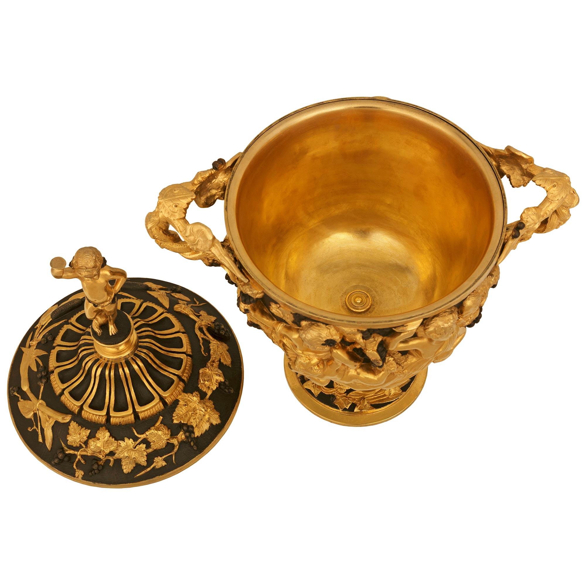 Paire d'urnes en bronze patiné et bronze doré de la Renaissance française du XIXe siècle en vente 6