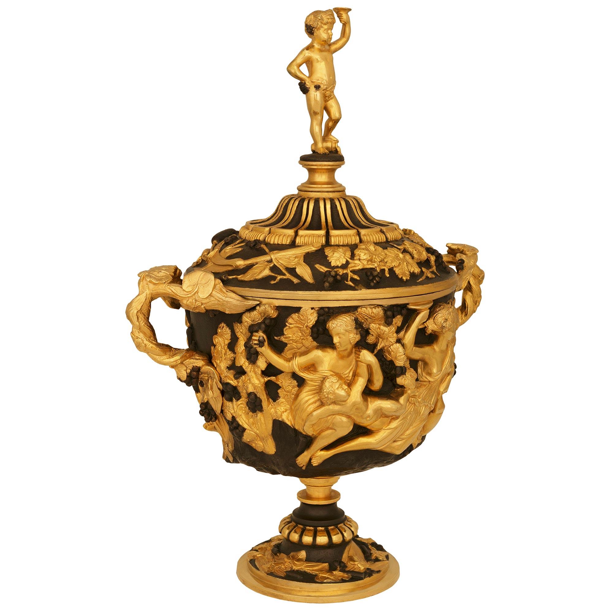 Français Paire d'urnes en bronze patiné et bronze doré de la Renaissance française du XIXe siècle en vente
