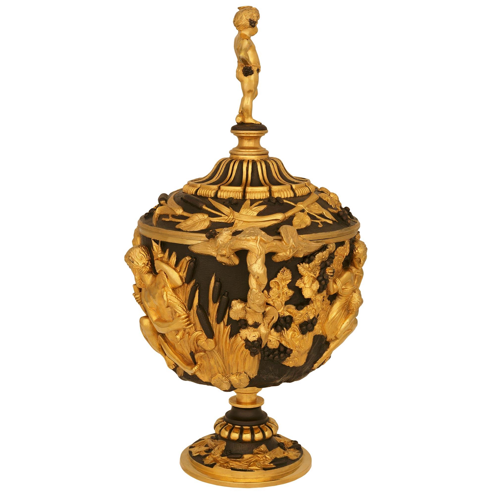 Paire d'urnes en bronze patiné et bronze doré de la Renaissance française du XIXe siècle Bon état - En vente à West Palm Beach, FL