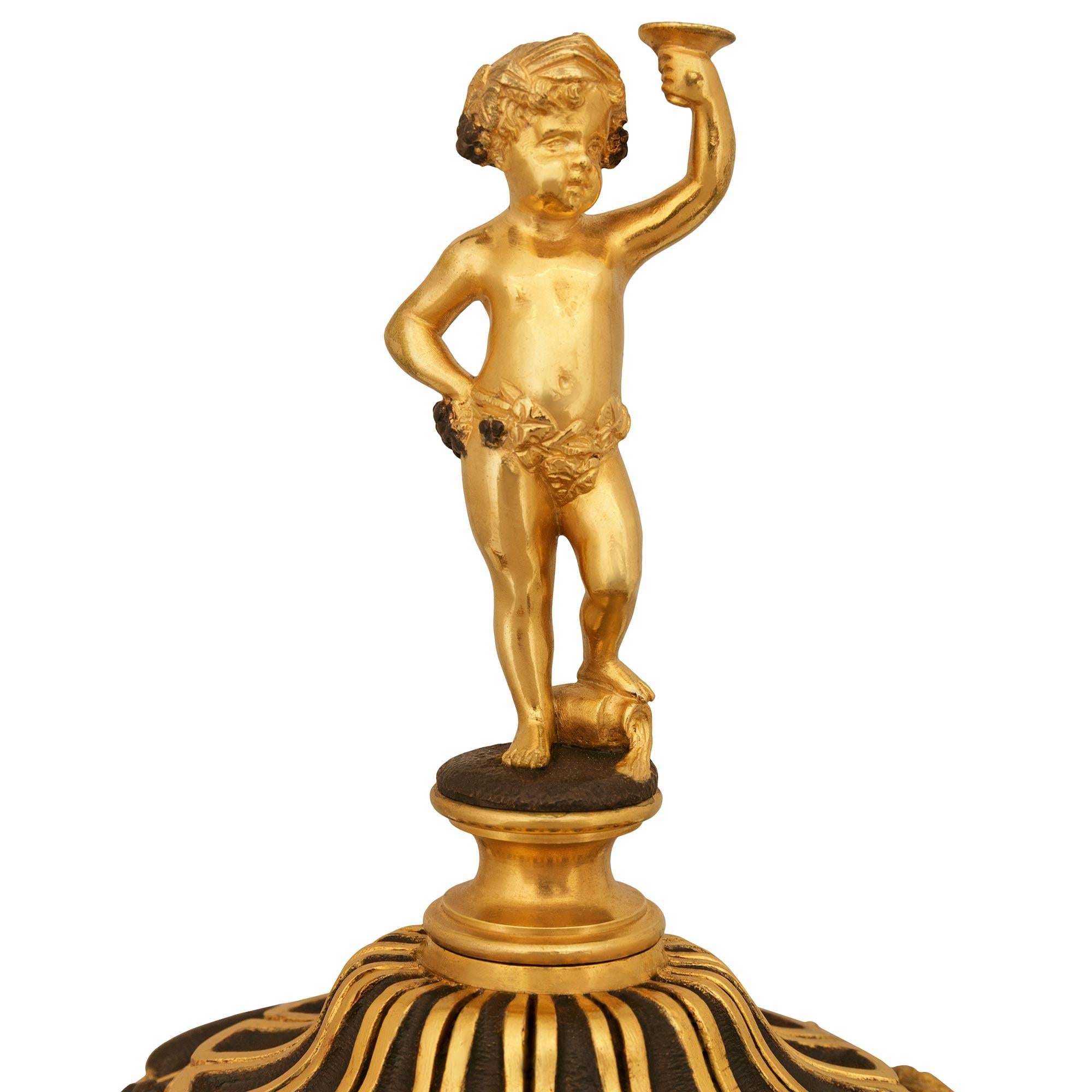 Bronze Paire d'urnes en bronze patiné et bronze doré de la Renaissance française du XIXe siècle en vente