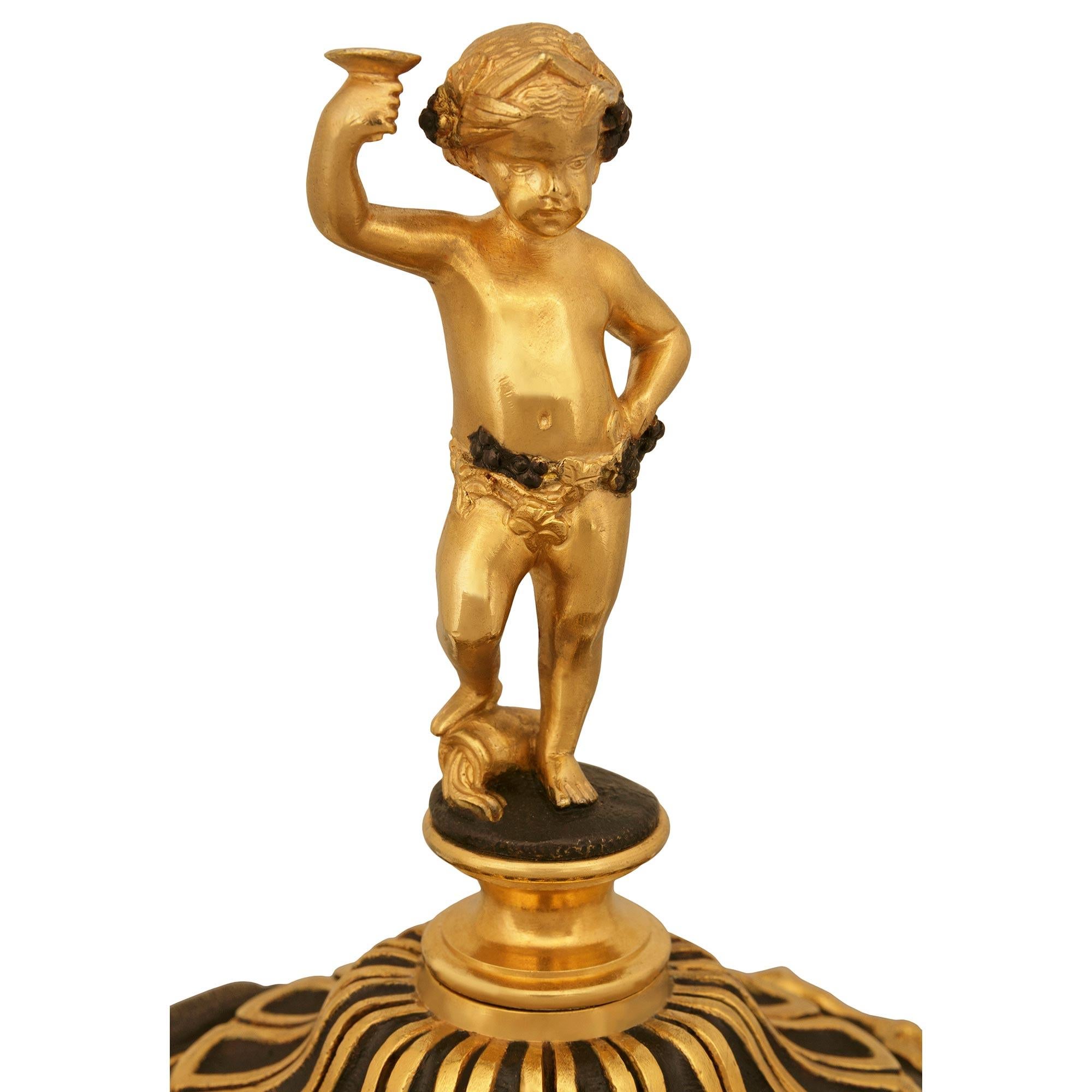 Paire d'urnes en bronze patiné et bronze doré de la Renaissance française du XIXe siècle en vente 1