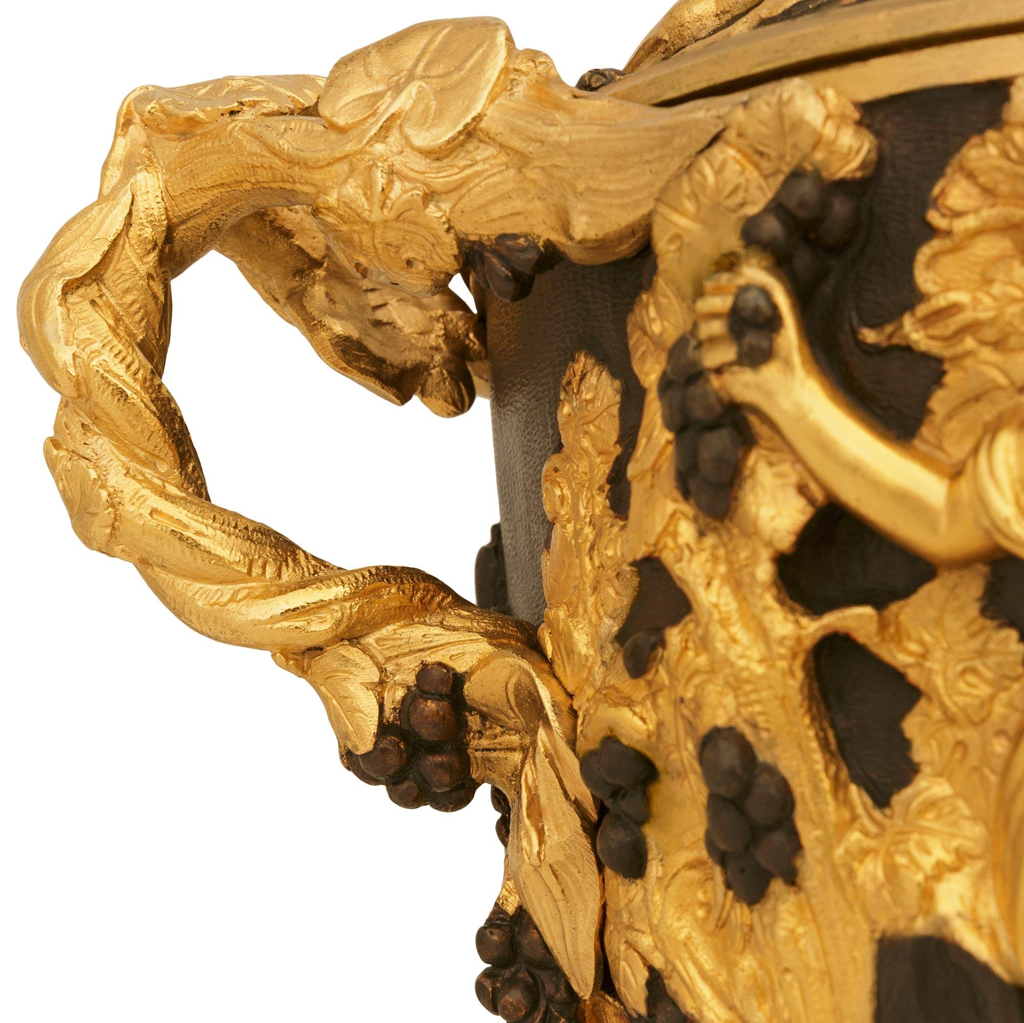 Paire d'urnes en bronze patiné et bronze doré de la Renaissance française du XIXe siècle en vente 2
