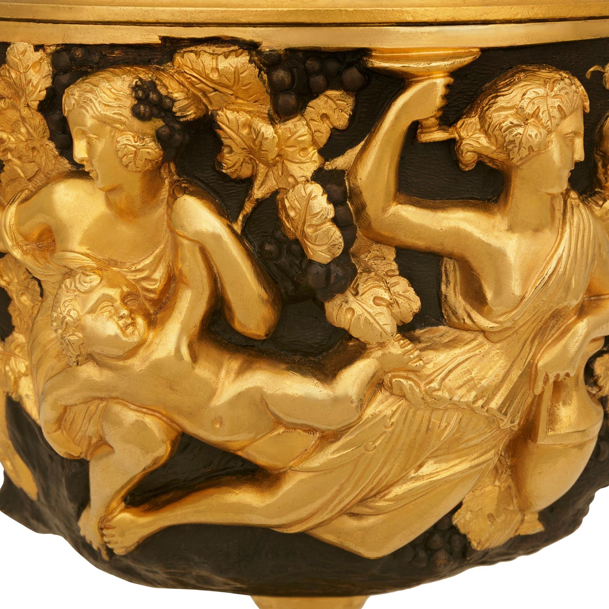 Paire d'urnes en bronze patiné et bronze doré de la Renaissance française du XIXe siècle en vente 3
