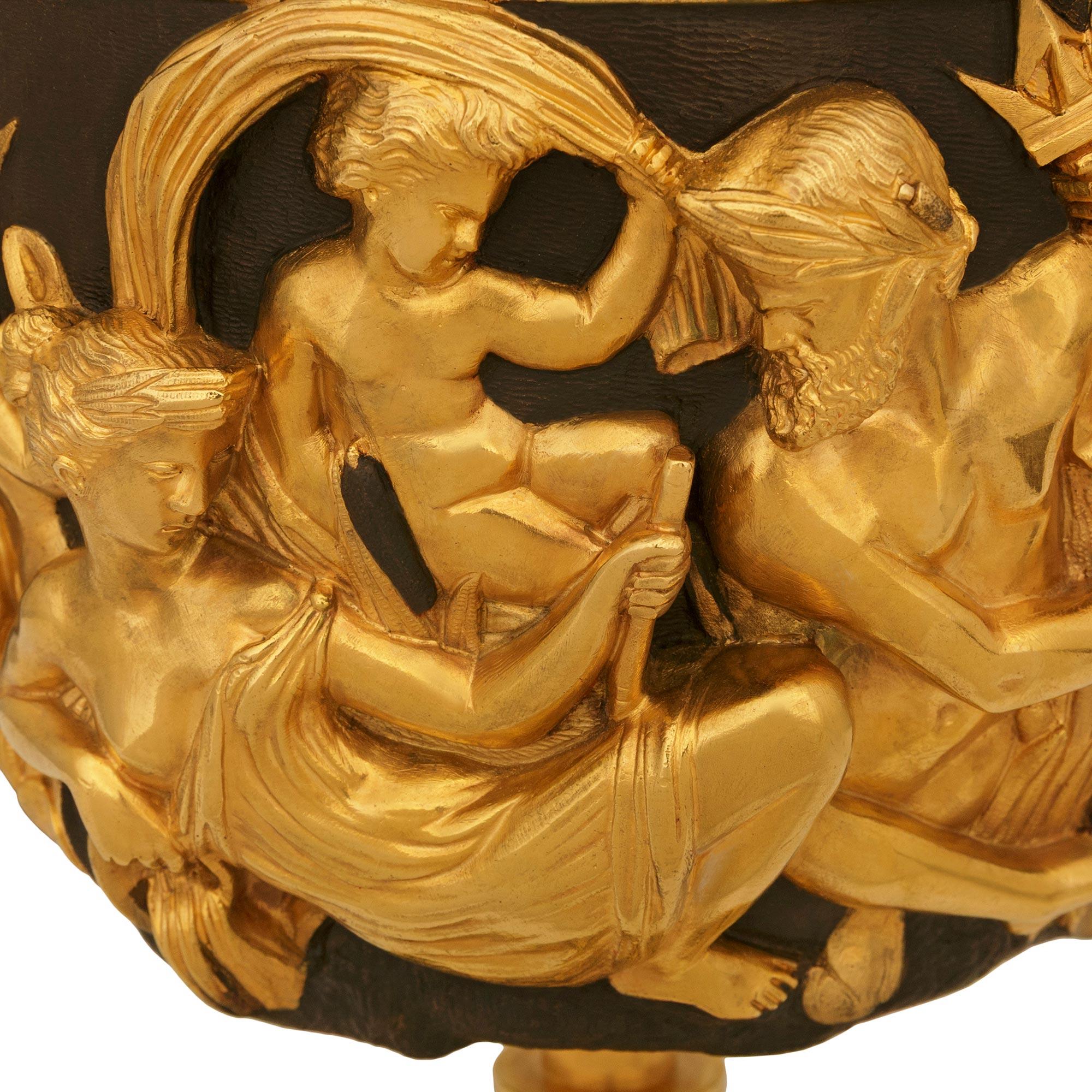 Paire d'urnes en bronze patiné et bronze doré de la Renaissance française du XIXe siècle en vente 4