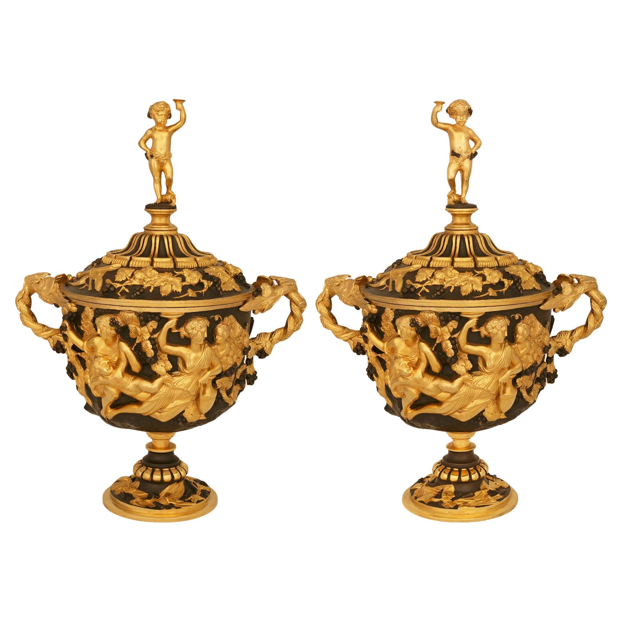 Paire d'urnes en bronze patiné et bronze doré de la Renaissance française du XIXe siècle en vente