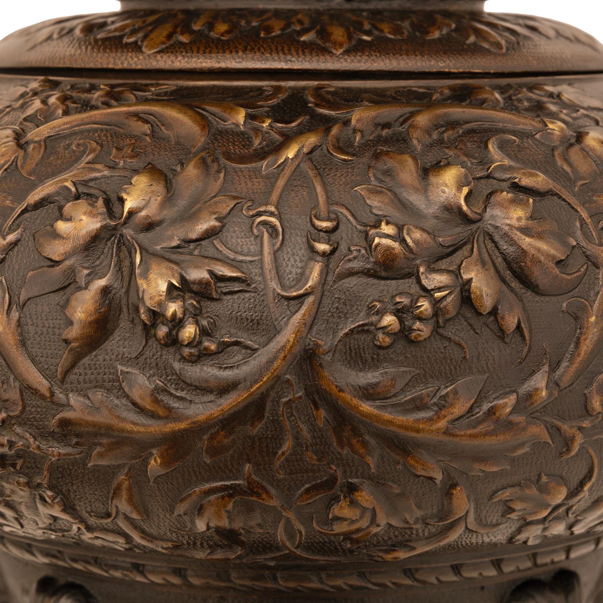 Paire d'aiguières/urnes françaises du 19ème siècle en bronze patiné de style Renaissance en vente 3