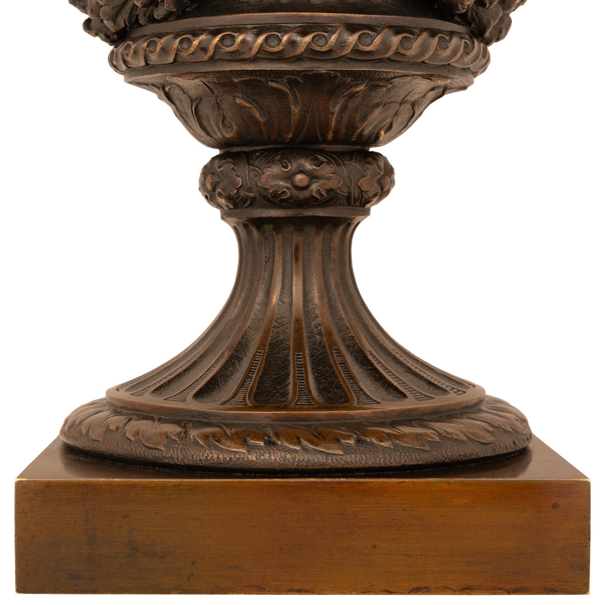 Paire d'aiguières/urnes françaises du 19ème siècle en bronze patiné de style Renaissance en vente 4