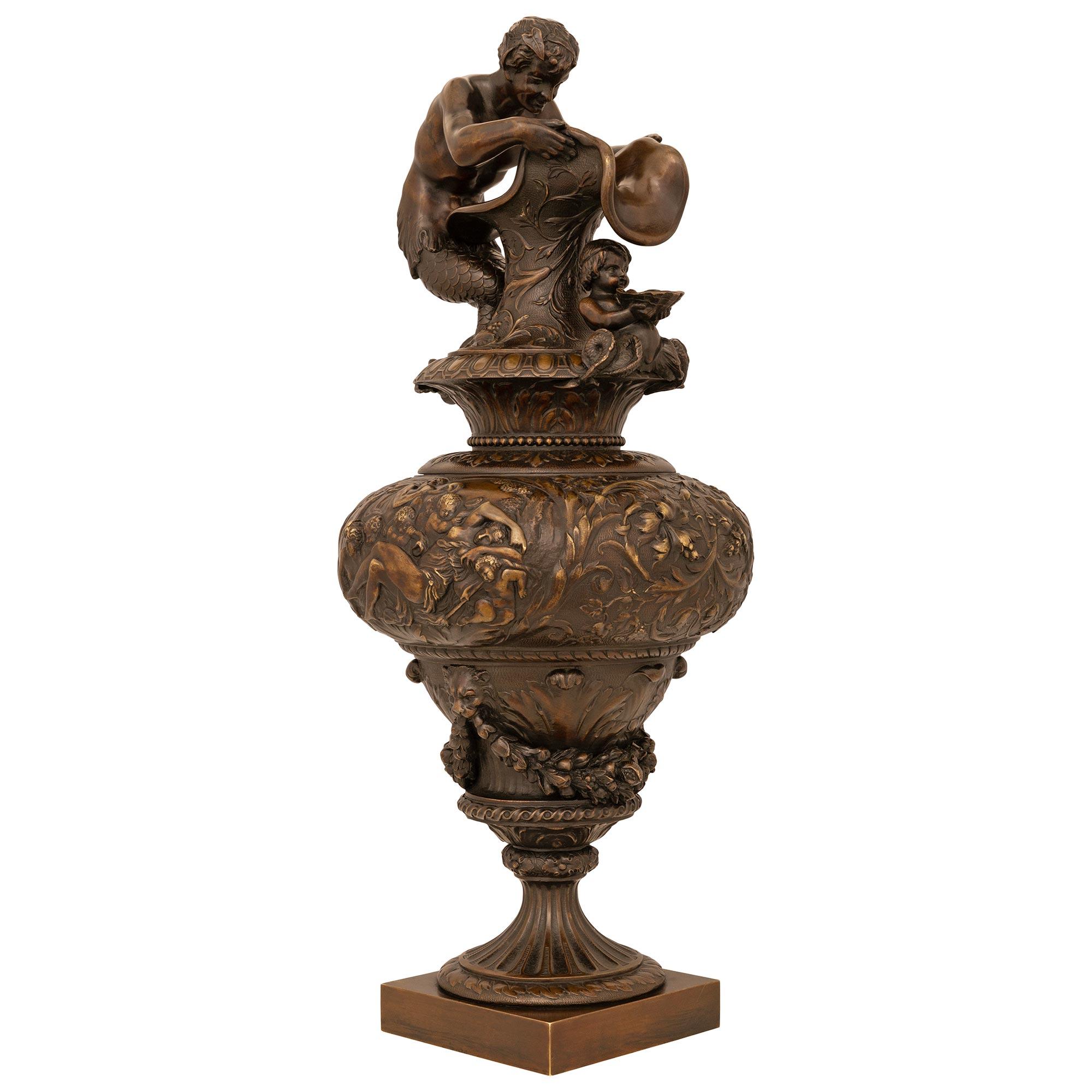 Français Paire d'aiguières/urnes françaises du 19ème siècle en bronze patiné de style Renaissance en vente