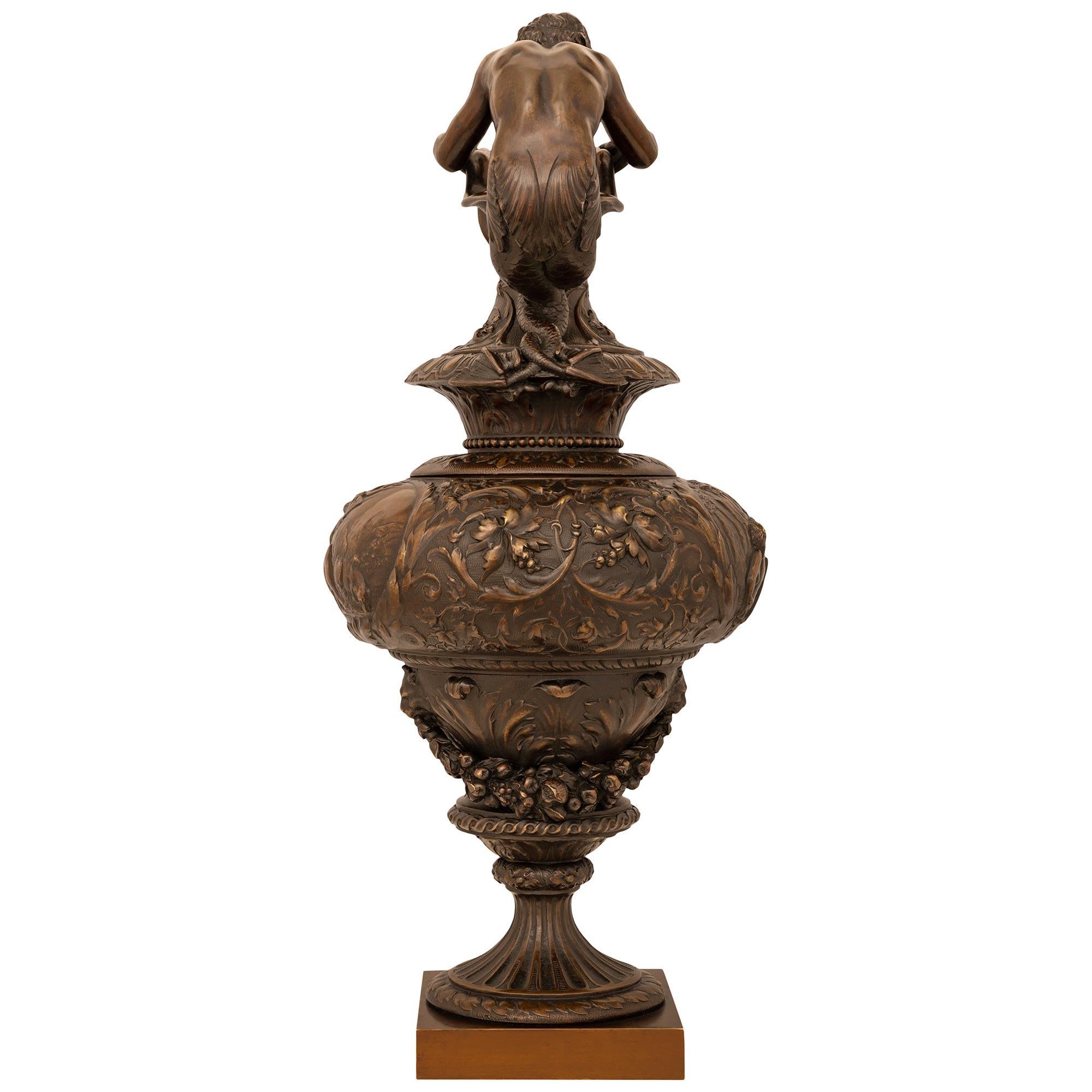 Paar französische Würfel/Urnen aus patinierter Bronze im Renaissance-Stil des 19. Jahrhunderts (Patiniert) im Angebot
