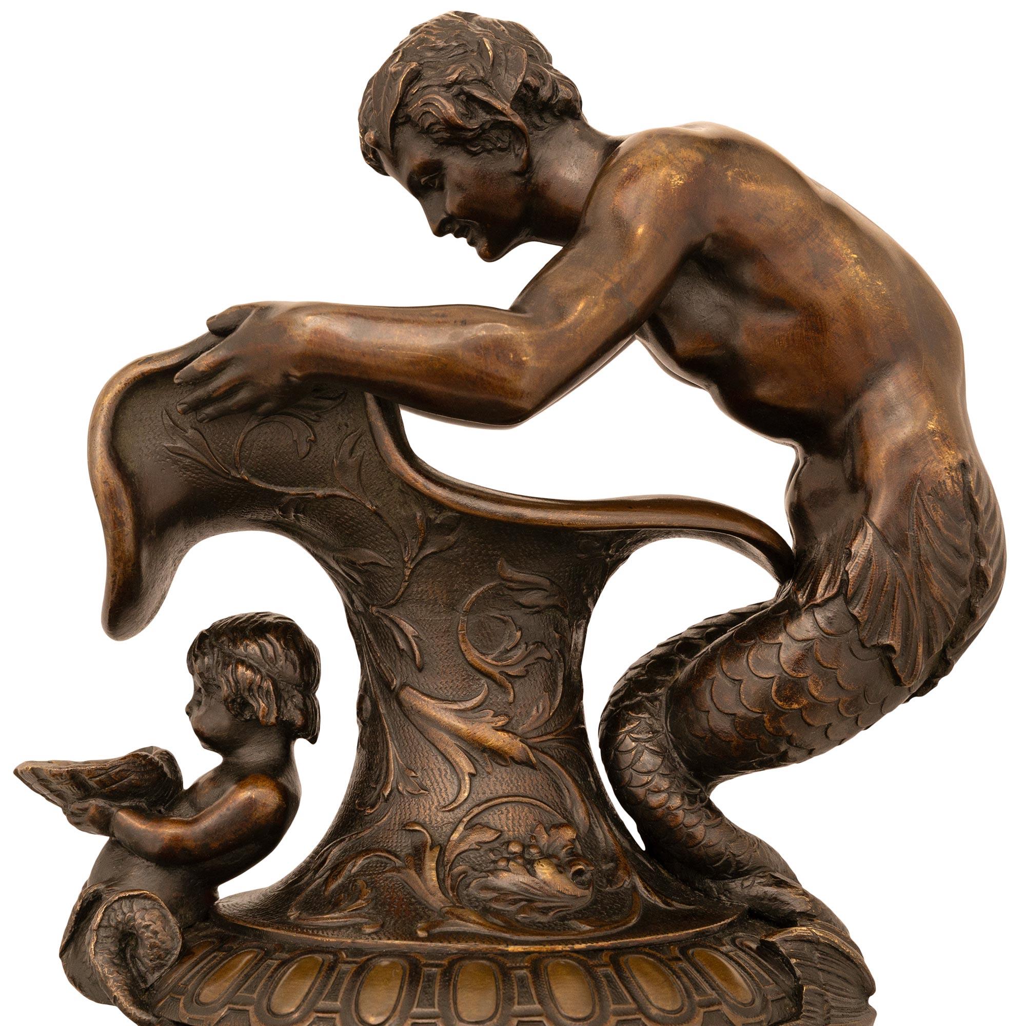 Paire d'aiguières/urnes françaises du 19ème siècle en bronze patiné de style Renaissance Bon état - En vente à West Palm Beach, FL