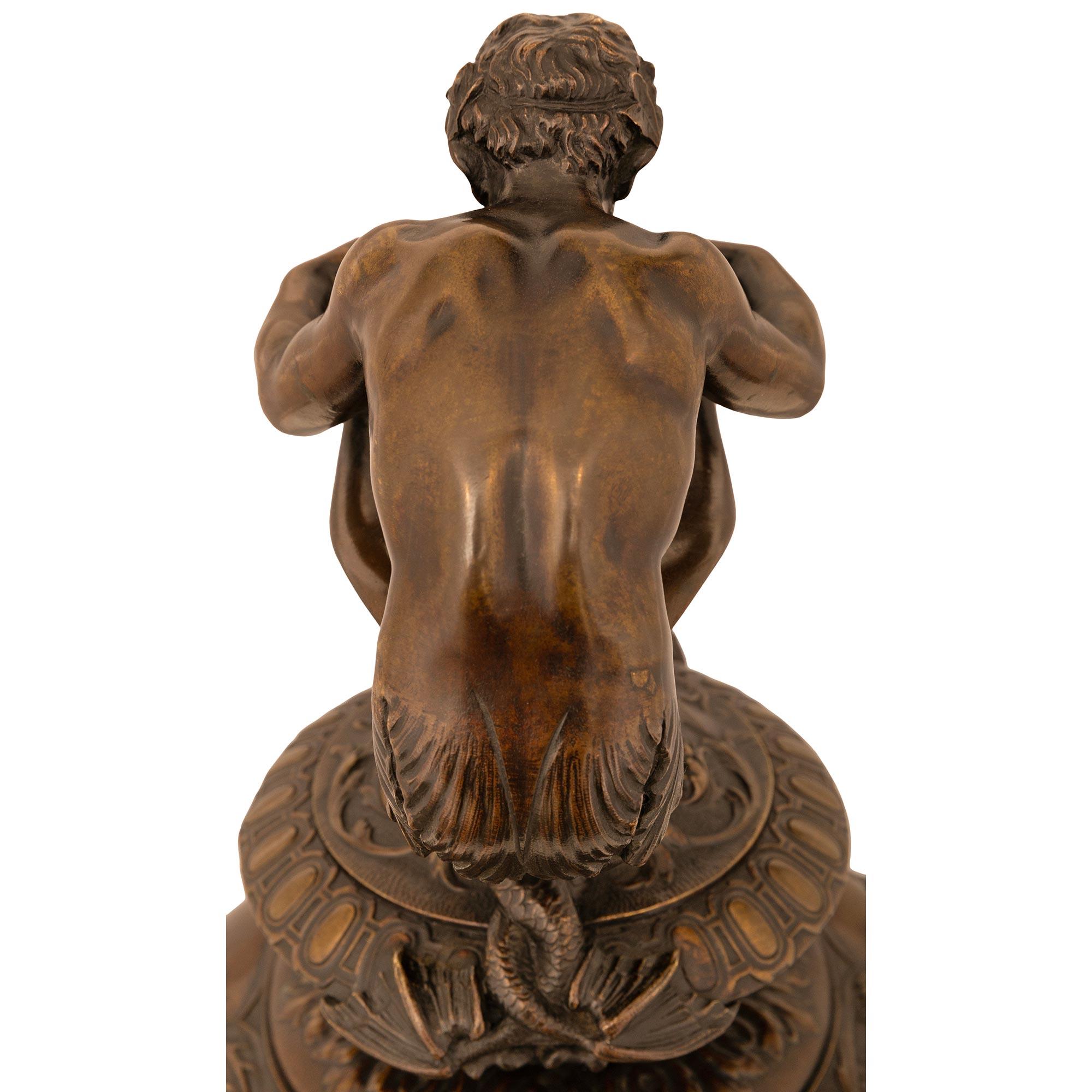 XIXe siècle Paire d'aiguières/urnes françaises du 19ème siècle en bronze patiné de style Renaissance en vente