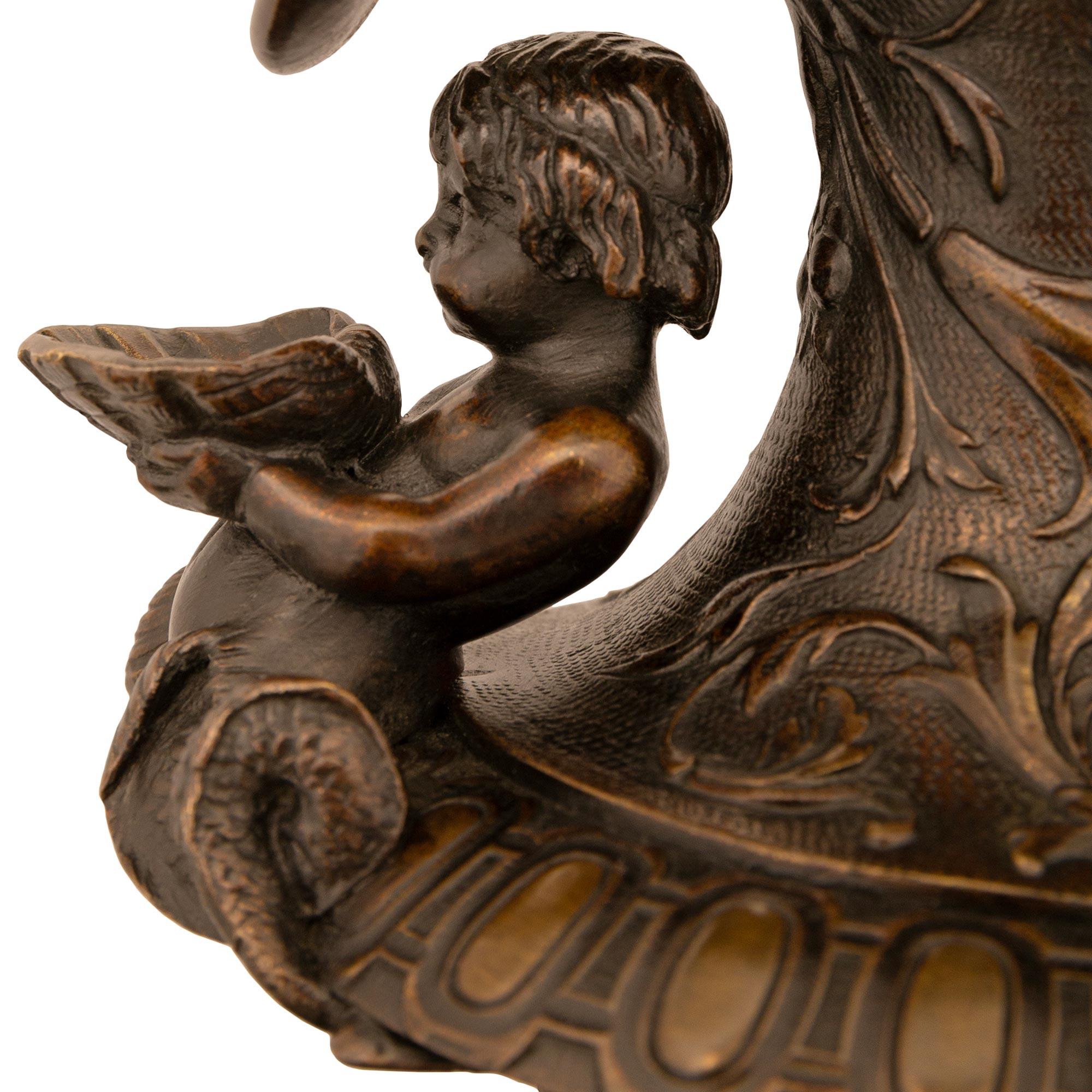 Bronze Paire d'aiguières/urnes françaises du 19ème siècle en bronze patiné de style Renaissance en vente