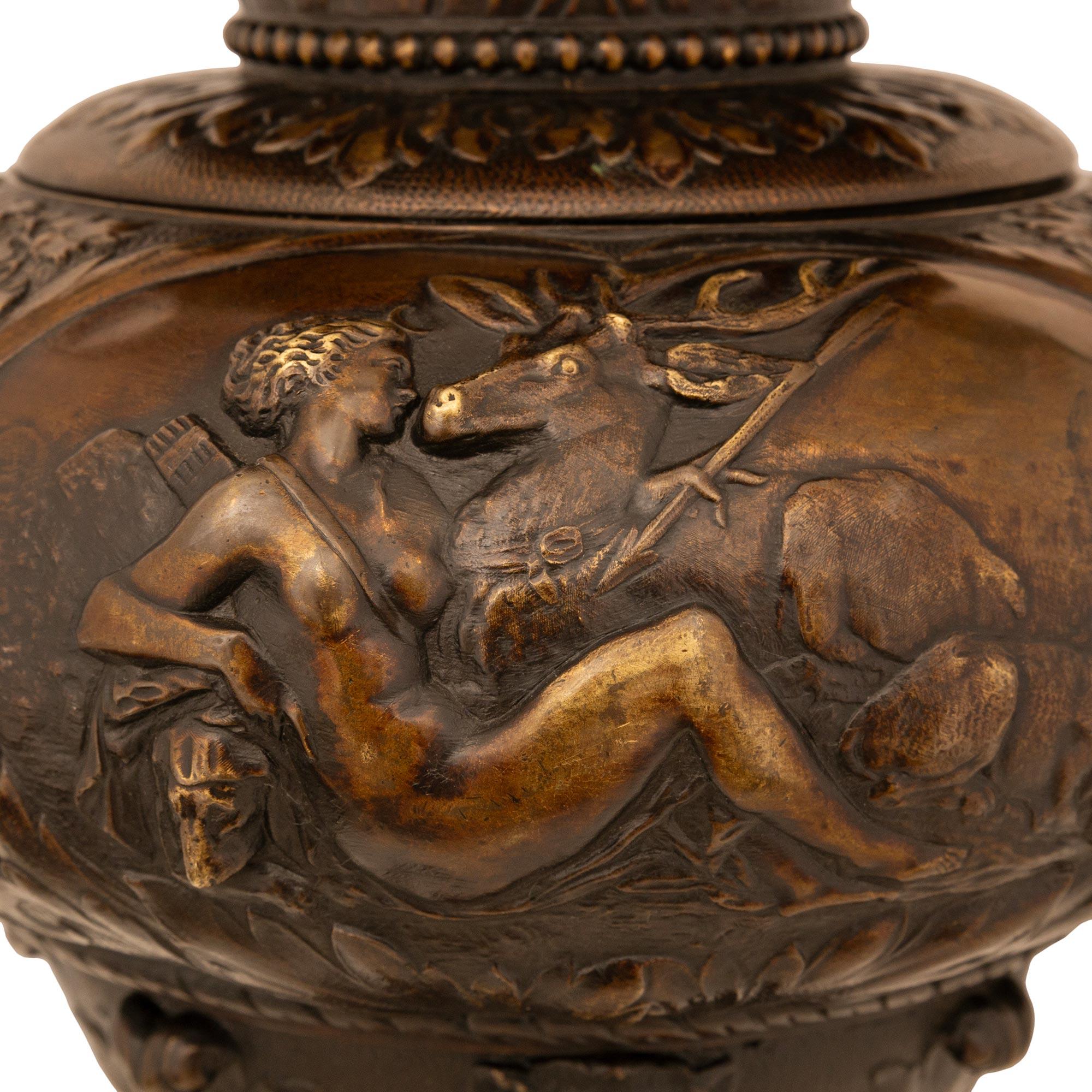 Paire d'aiguières/urnes françaises du 19ème siècle en bronze patiné de style Renaissance en vente 1