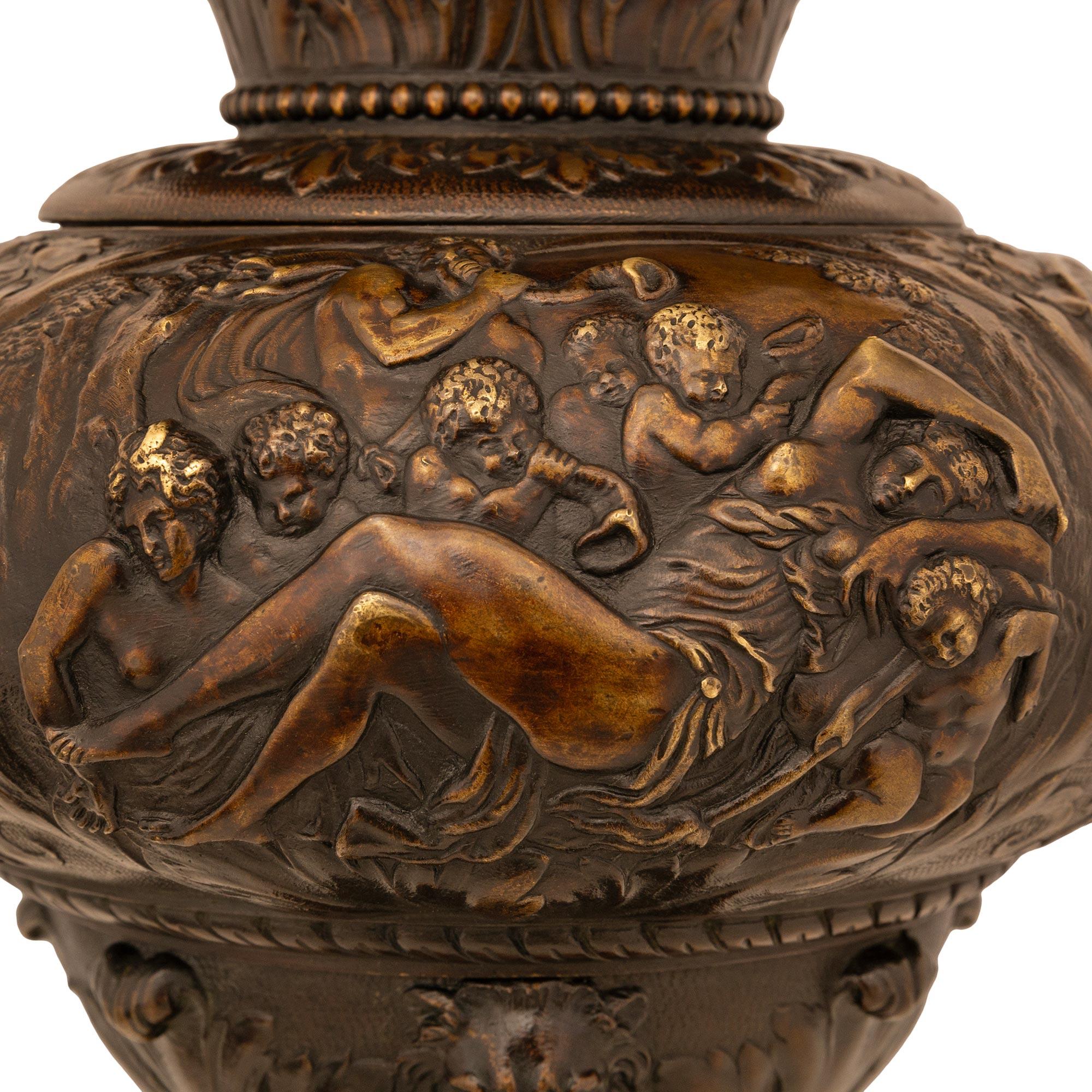 Paire d'aiguières/urnes françaises du 19ème siècle en bronze patiné de style Renaissance en vente 2