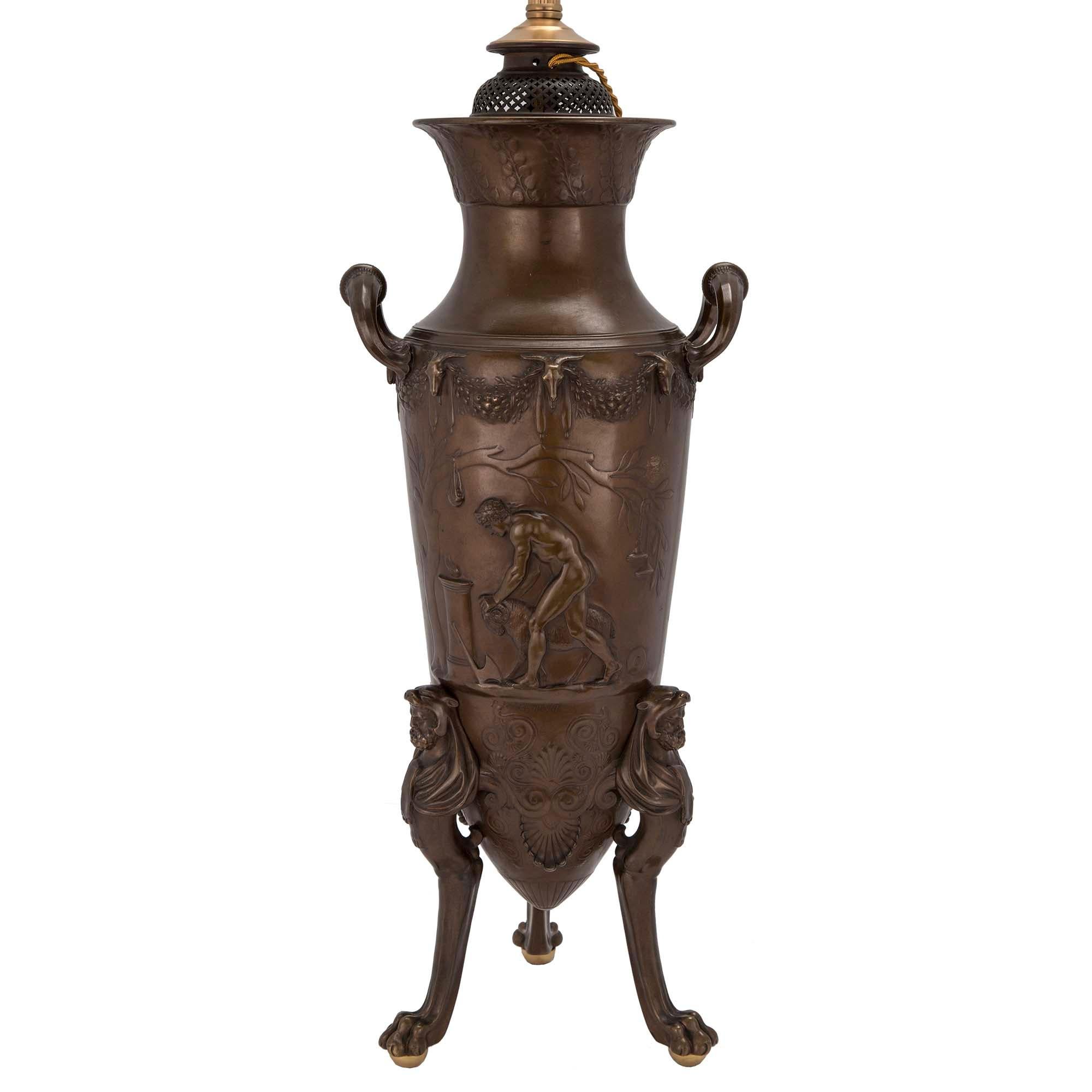 XIXe siècle Paire de lampes françaises de style Renaissance du 19ème siècle en bronze patiné en vente