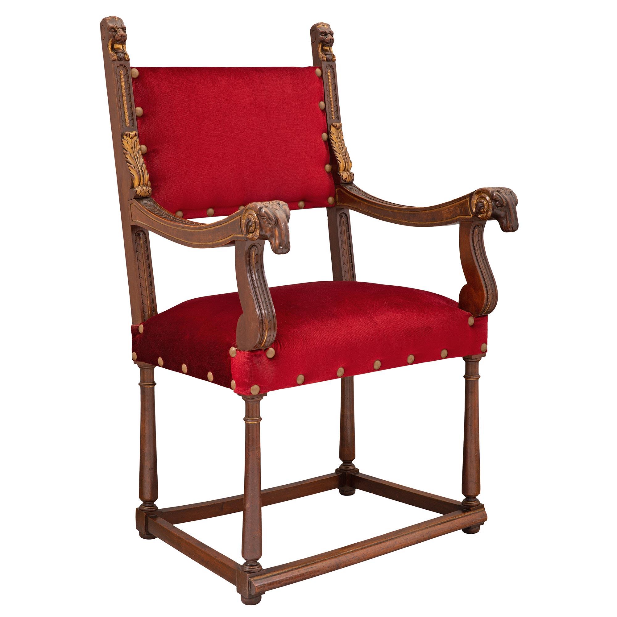 Une belle paire de fauteuils français du XIXe siècle en noyer et bois doré de style Renaissance. Chaque chaise est surélevée par d'élégants pieds tournés, effilés et circulaires, dotés de fins pieds chignons et reliés par une traverse droite à