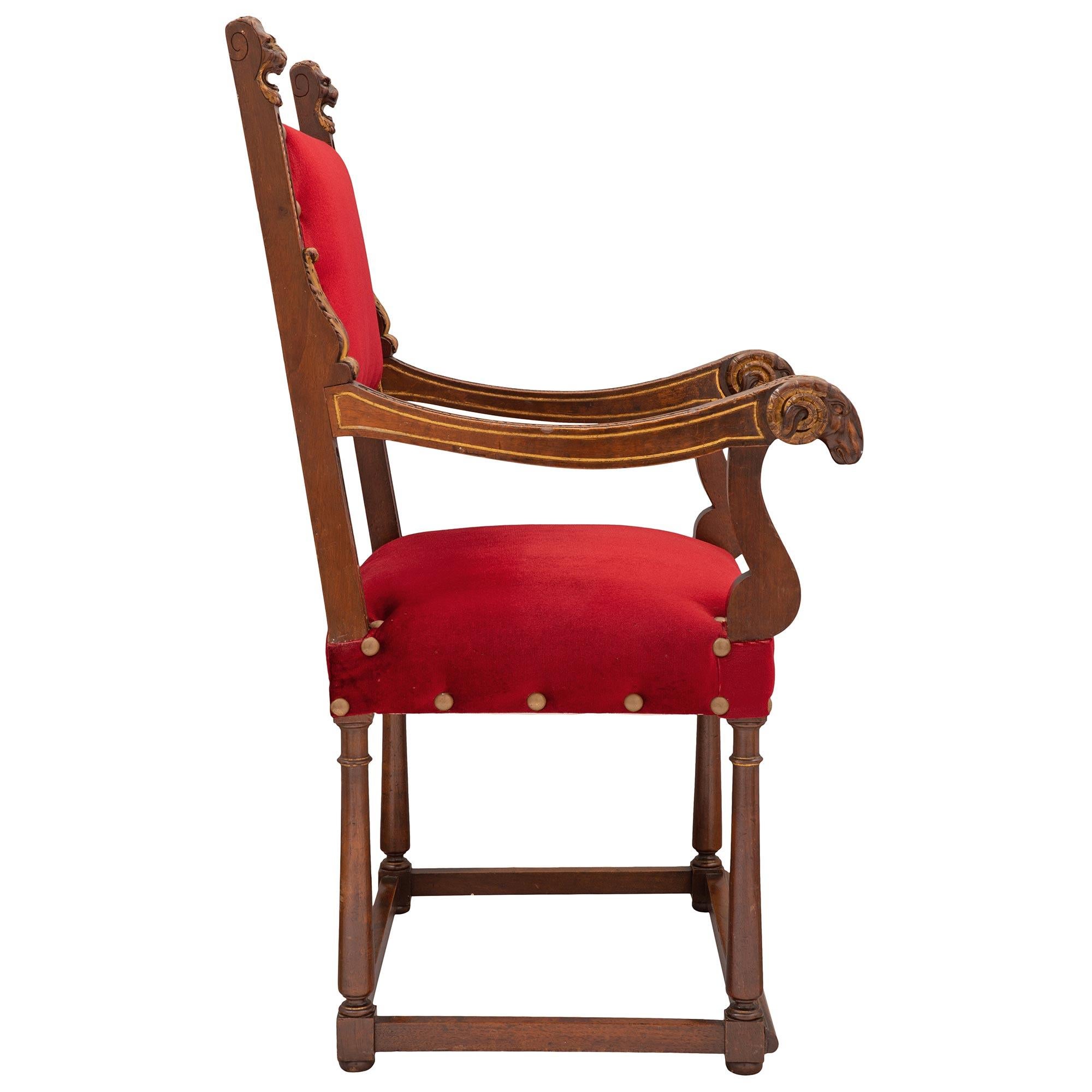 Français Paire de fauteuils français de style Renaissance du 19ème siècle en noyer et bois doré en vente