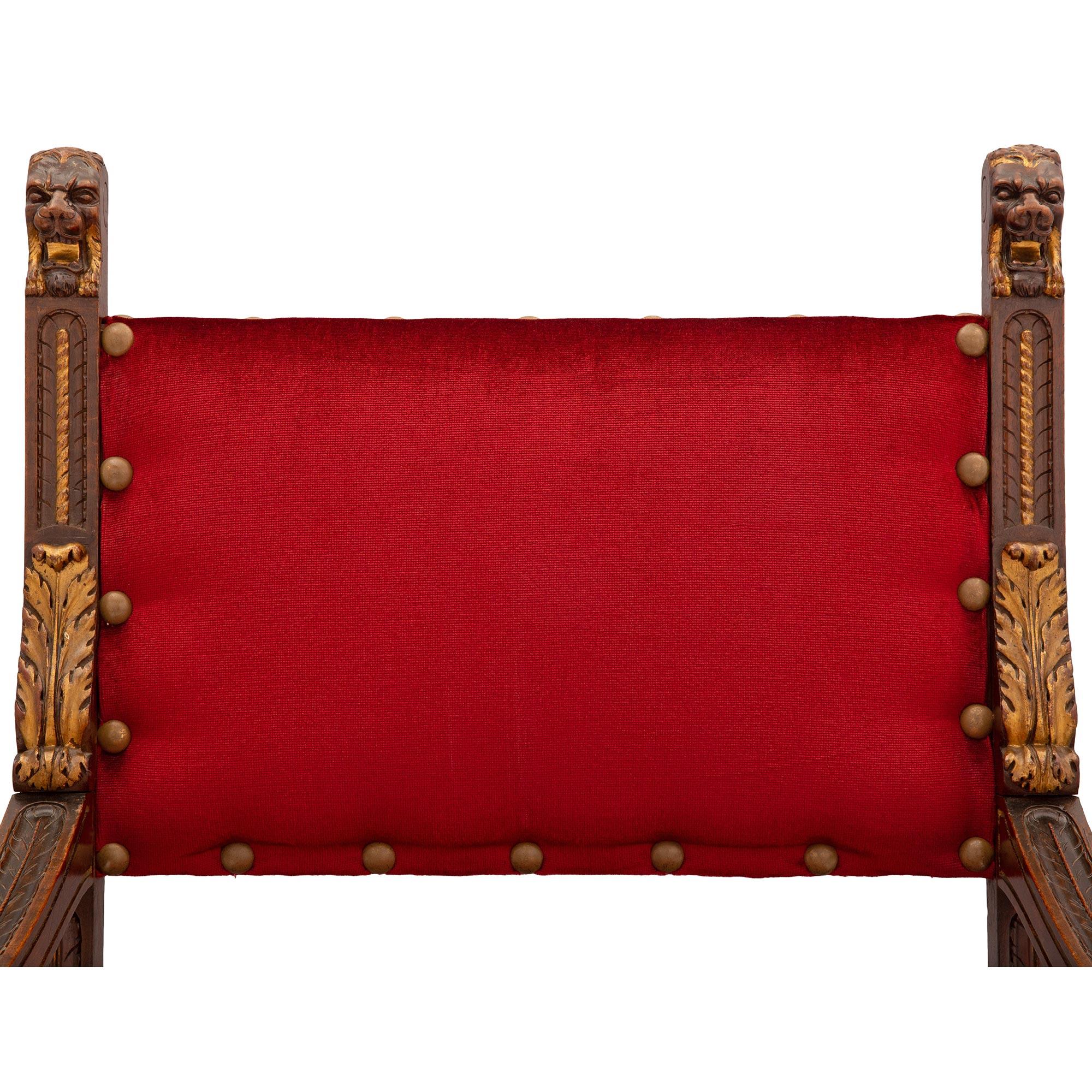 Noyer Paire de fauteuils français de style Renaissance du 19ème siècle en noyer et bois doré en vente