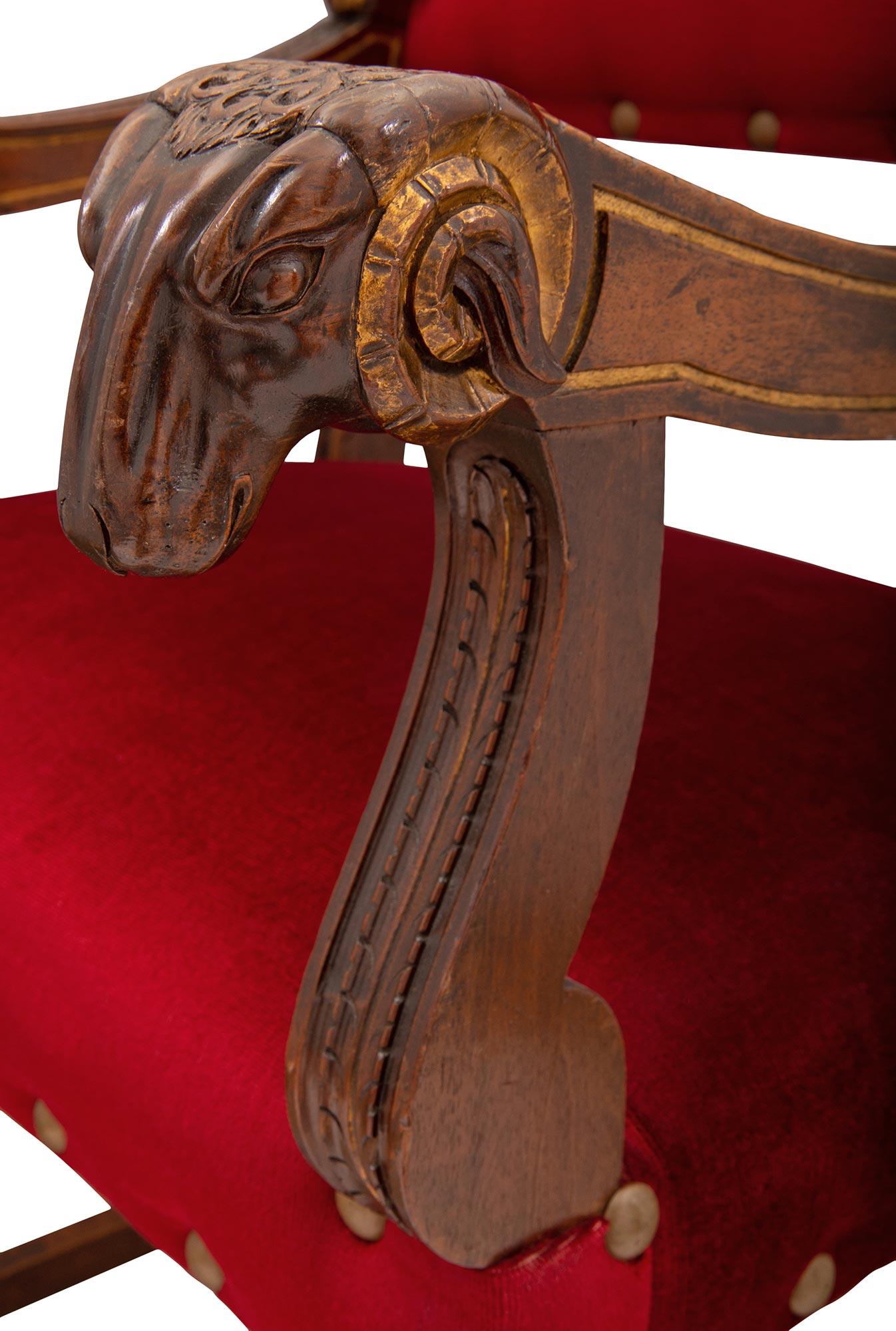 Paire de fauteuils français de style Renaissance du 19ème siècle en noyer et bois doré en vente 1