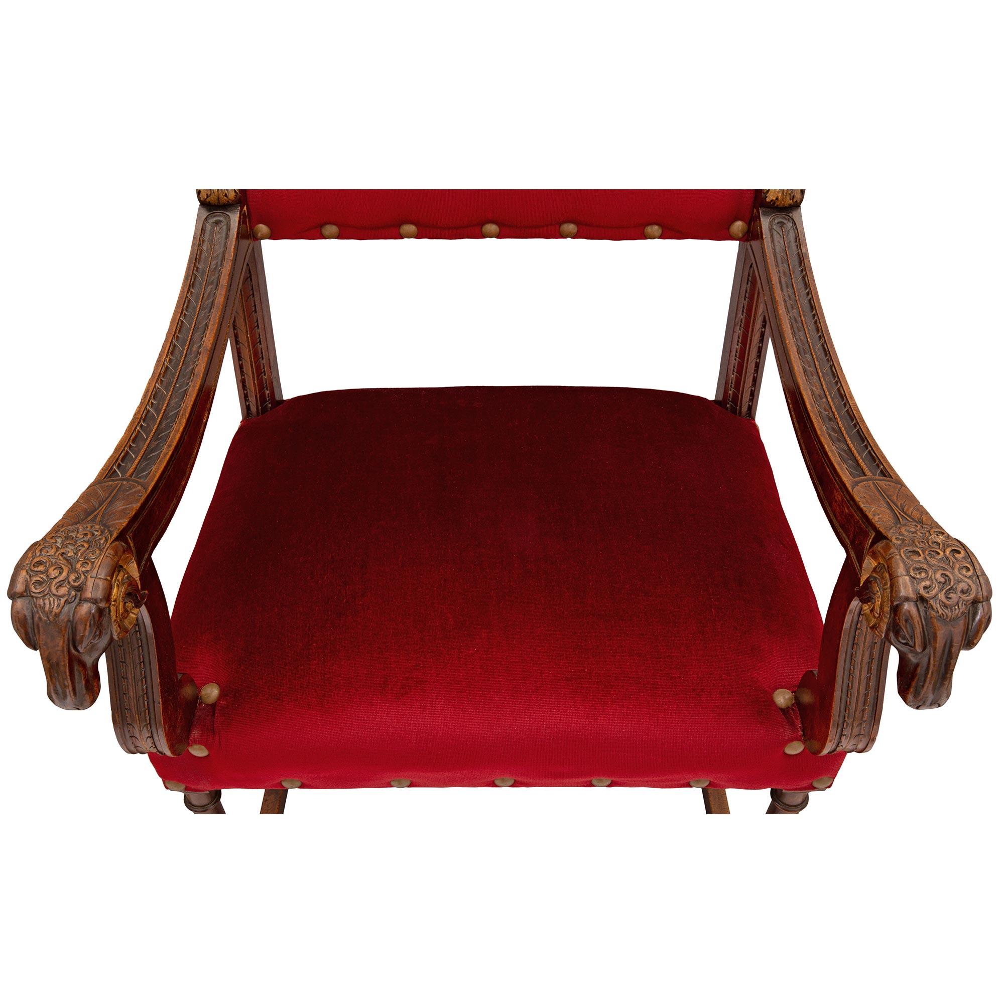 Paire de fauteuils français de style Renaissance du 19ème siècle en noyer et bois doré en vente 2