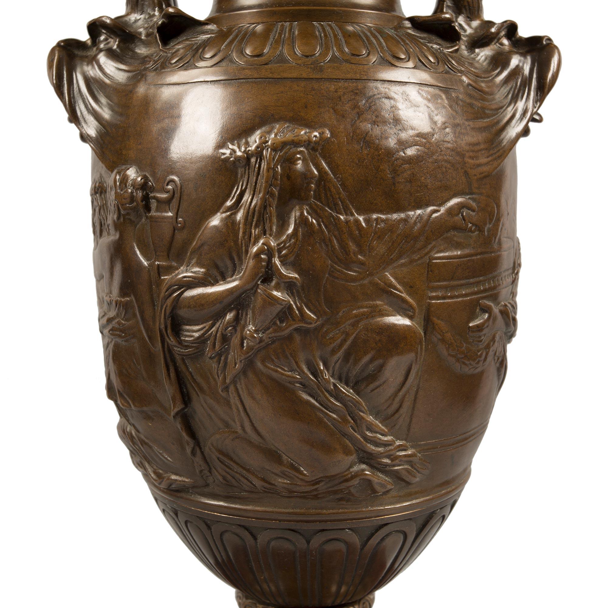 Bronze Paire de lampes françaises en bronze de style Renaissance du 19ème siècle, signées Barbedienne en vente