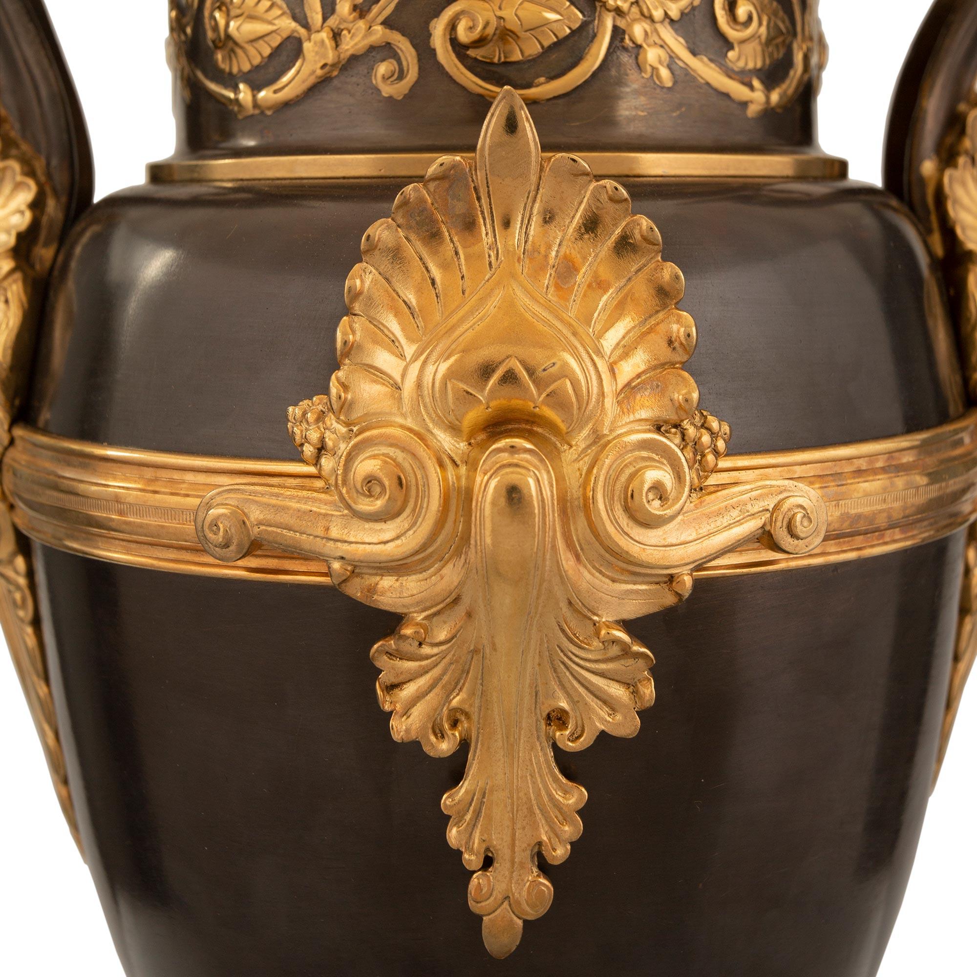 Patiné Paire de lampes françaises de style Renaissance du 19ème siècle en bronze, bronze doré et marbre en vente