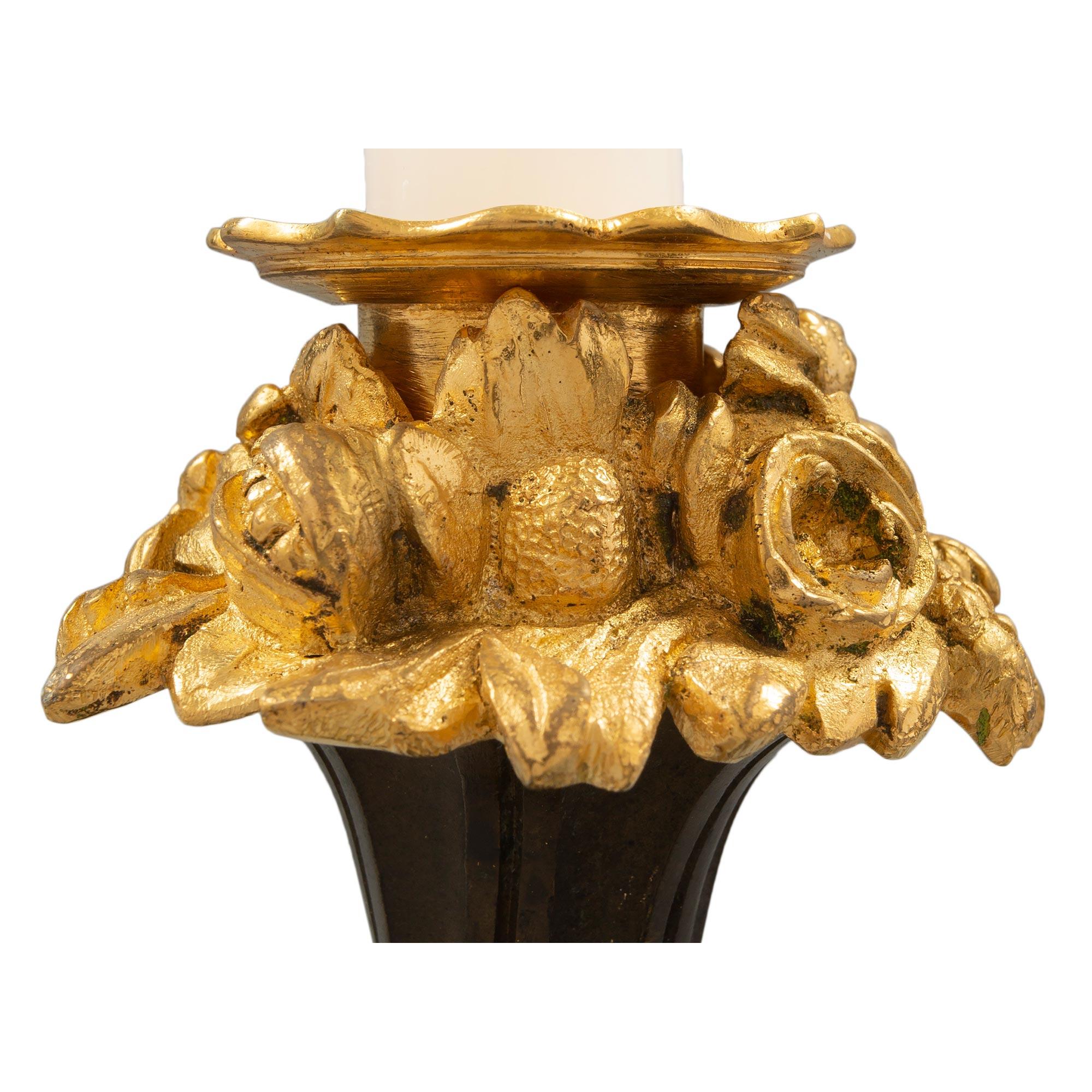 Bronzo Coppia di candelieri francesi del XIX secolo in stile rinascimentale in vendita