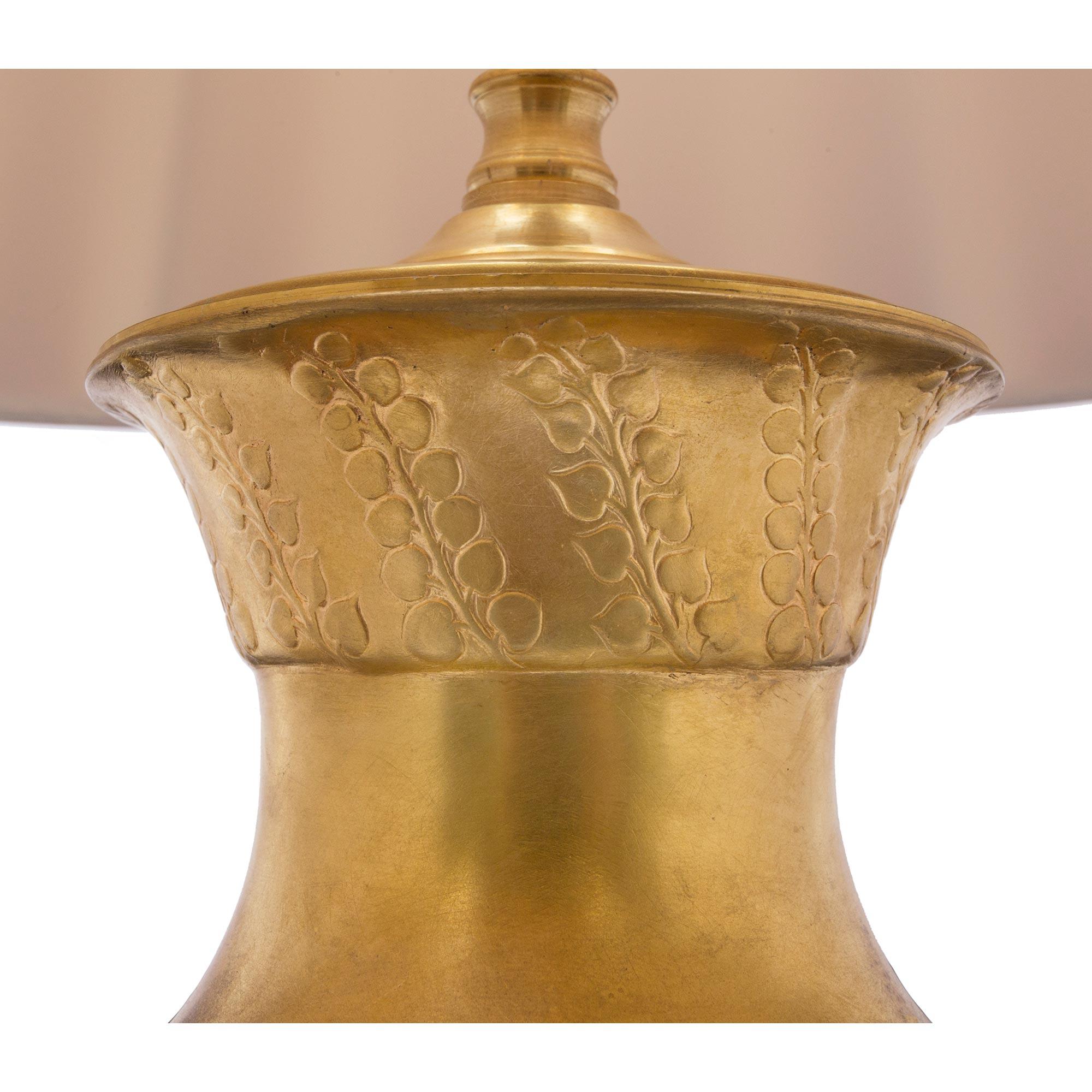 Français Paire de lampes françaises de style Renaissance du 19ème siècle en marbre et bronze doré en vente