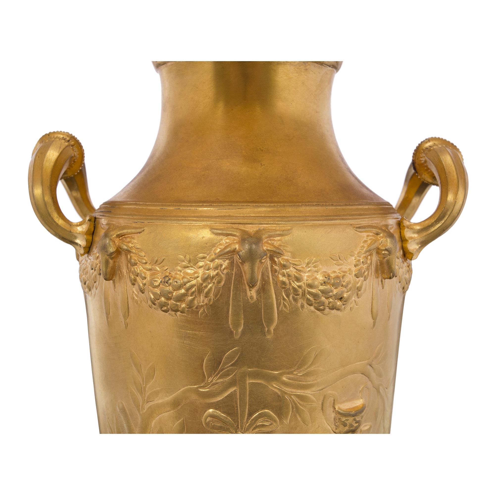 Francese Coppia di lampade francesi del XIX secolo in stile rinascimentale, in marmo e ormolu in vendita