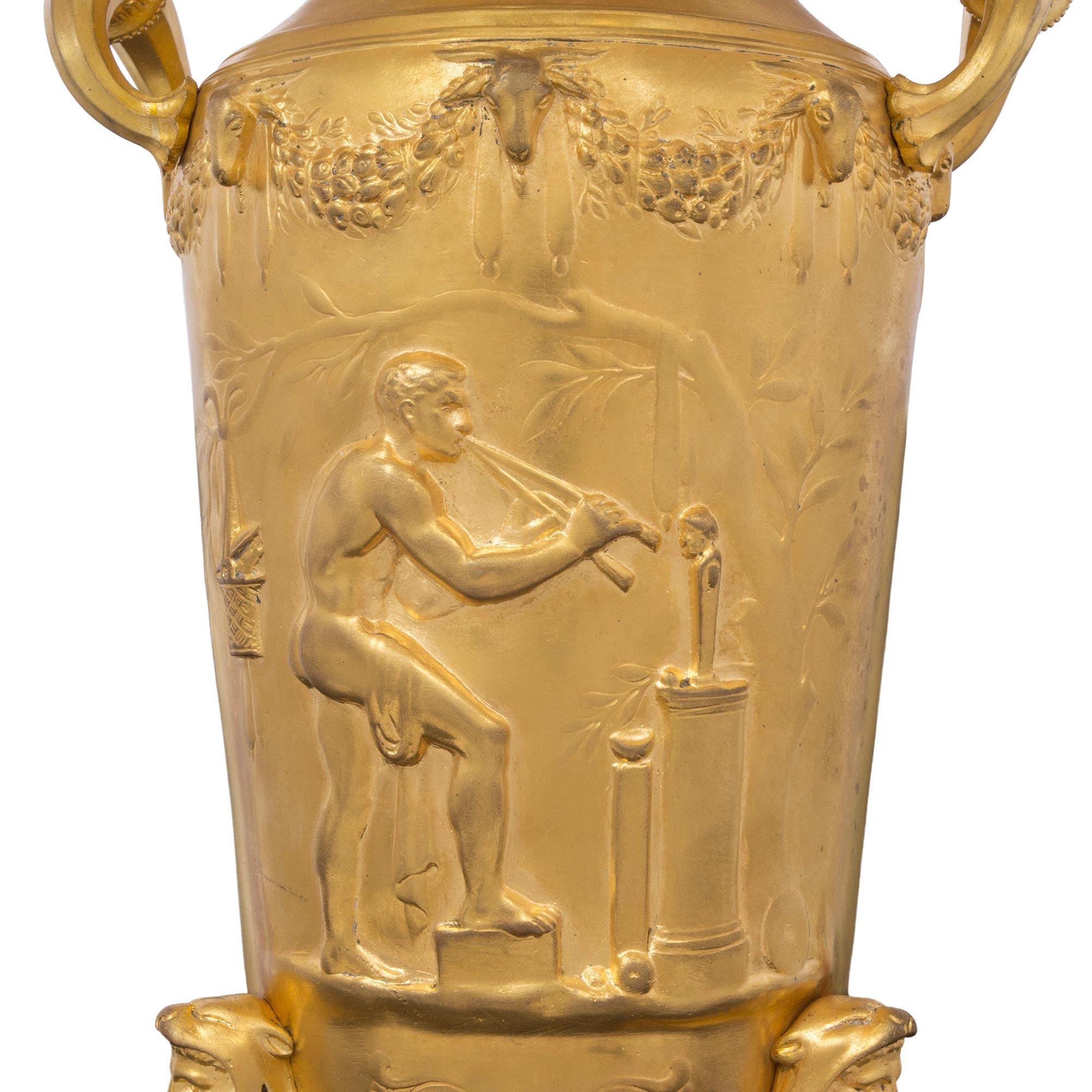 Paire de lampes françaises de style Renaissance du 19ème siècle en marbre et bronze doré en vente 1