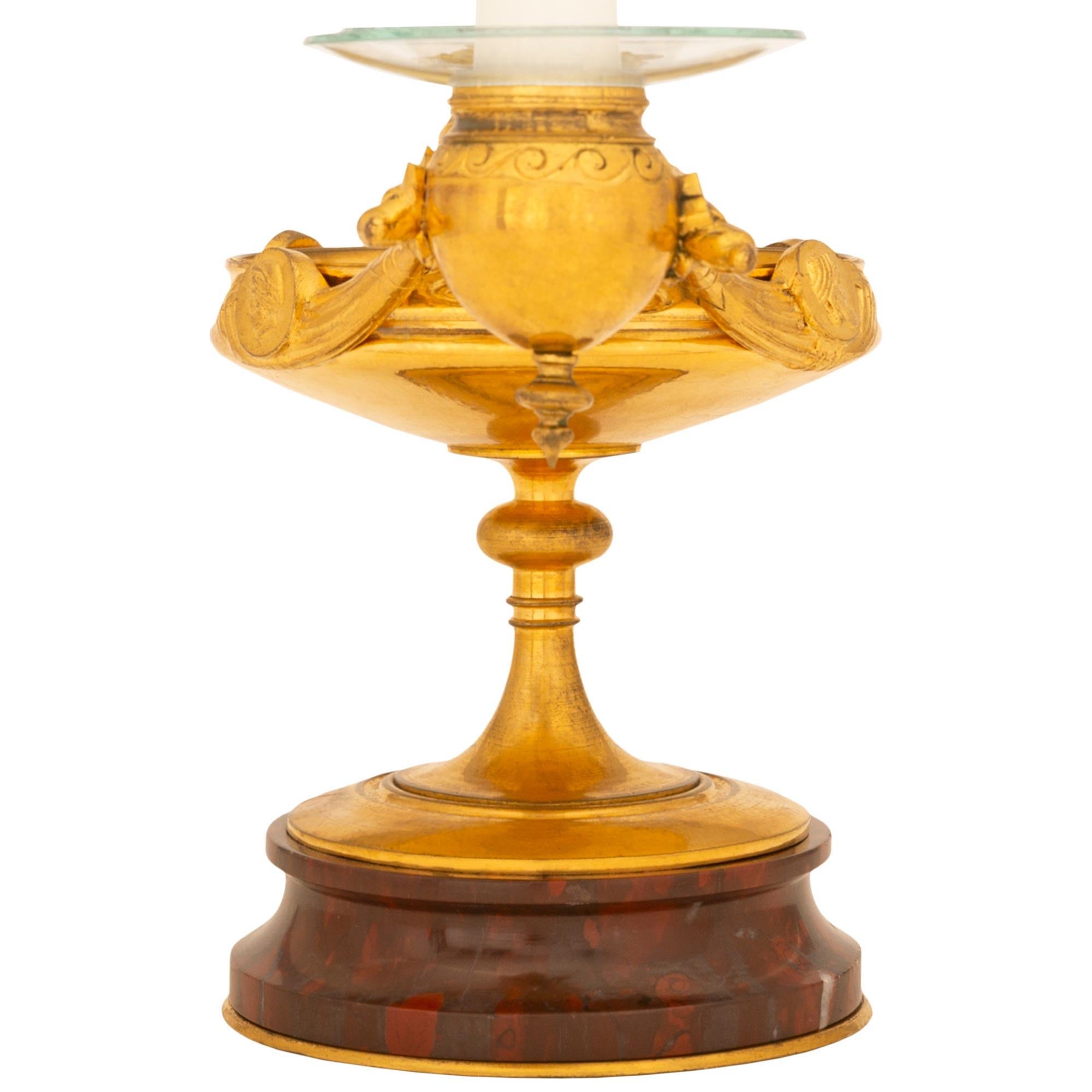 Francese Coppia di candelabri rinascimentali francesi del XIX secolo in marmo e Ormolu in vendita