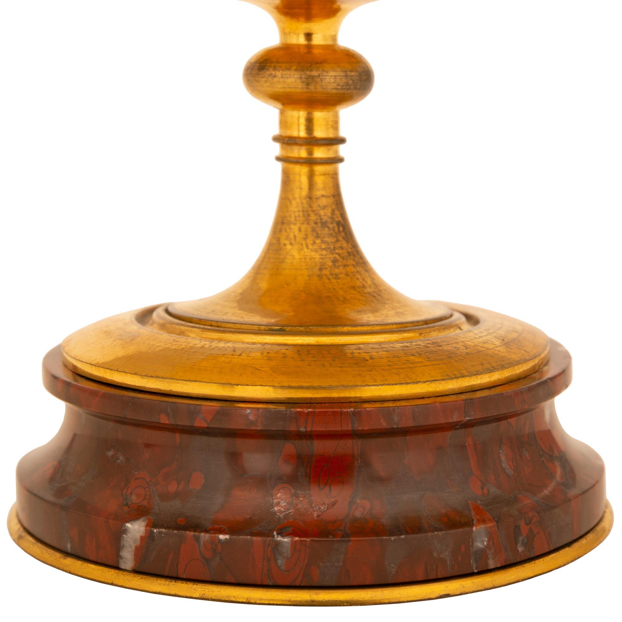 Coppia di candelabri rinascimentali francesi del XIX secolo in marmo e Ormolu in vendita 2