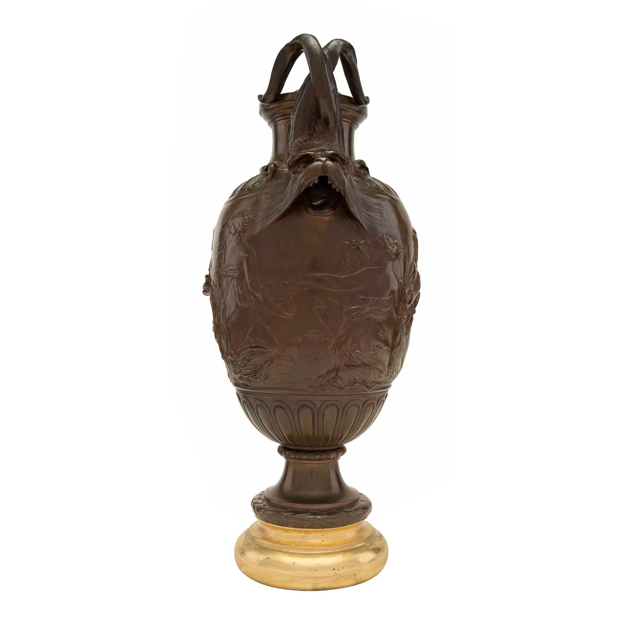 Une belle paire d'urnes françaises du 19e siècle, de style Renaissance, en bronze patiné et bois doré. Chaque urne est surmontée d'une base circulaire en bois doré moucheté et d'un socle en bronze patiné décoré d'une bande de lauriers et d'un motif