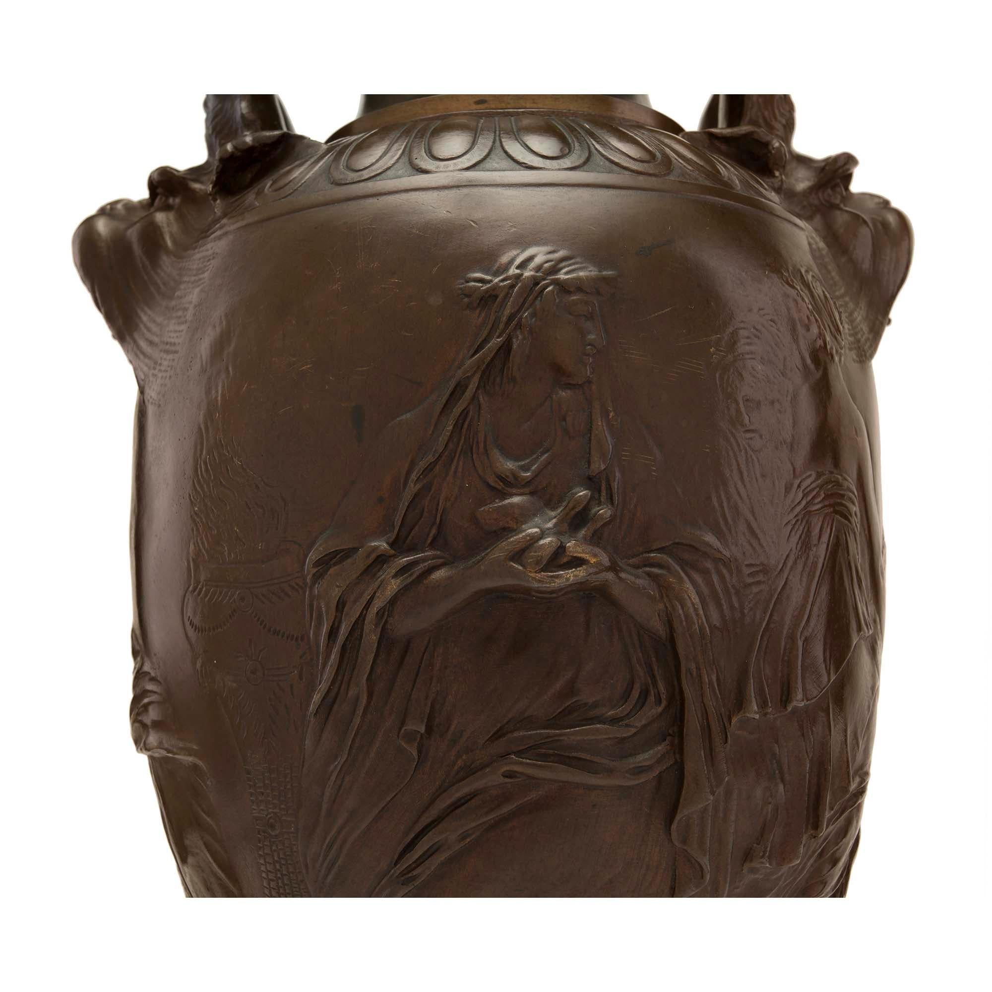 Patiné Paire d'urnes françaises de style Renaissance du 19ème siècle en bronze patiné et bois doré en vente