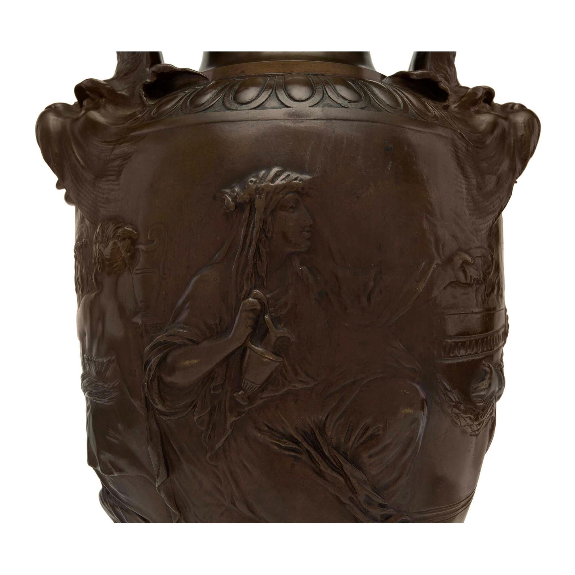 Paire d'urnes françaises de style Renaissance du 19ème siècle en bronze patiné et bois doré Bon état - En vente à West Palm Beach, FL
