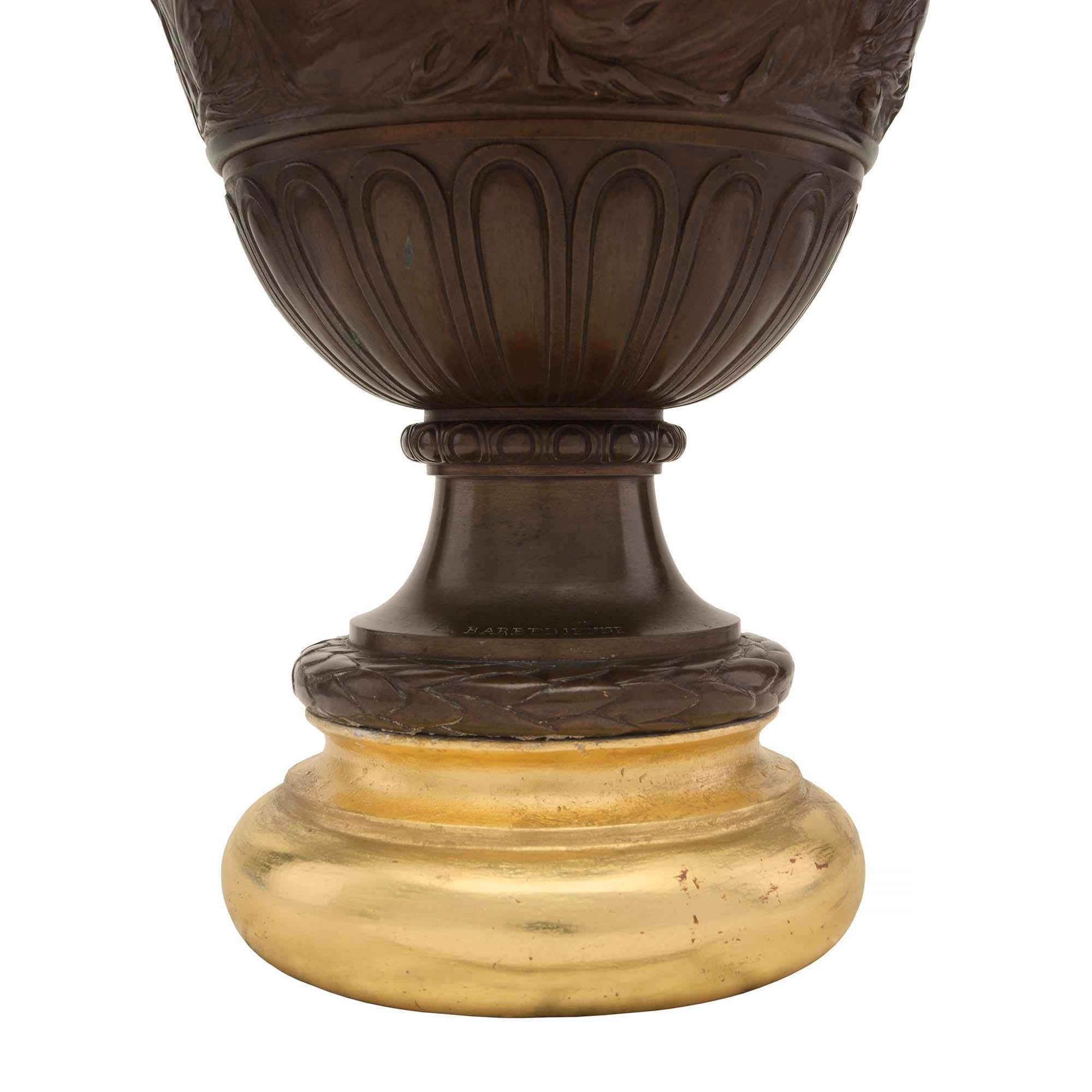 XIXe siècle Paire d'urnes françaises de style Renaissance du 19ème siècle en bronze patiné et bois doré en vente