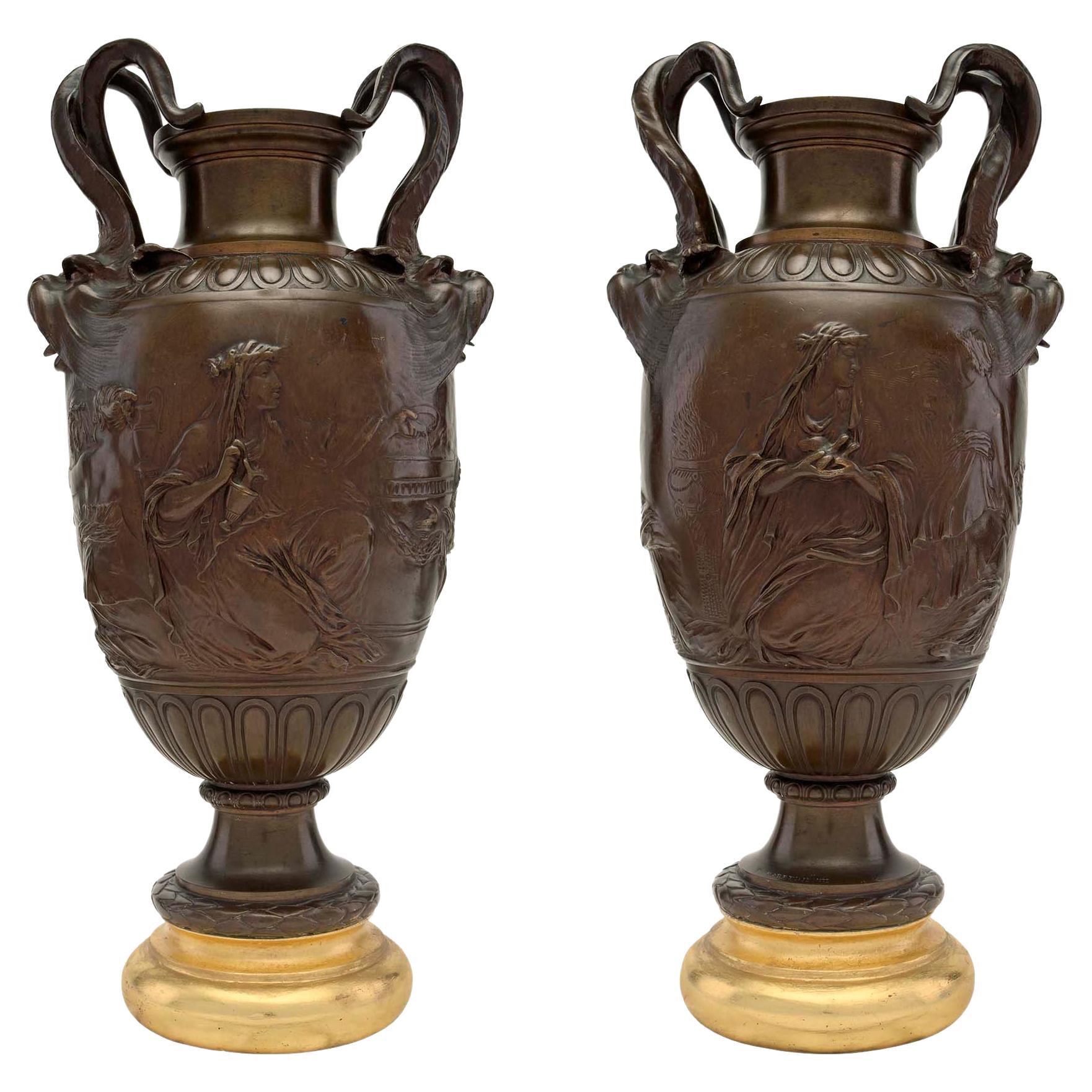 Paire d'urnes françaises de style Renaissance du 19ème siècle en bronze patiné et bois doré