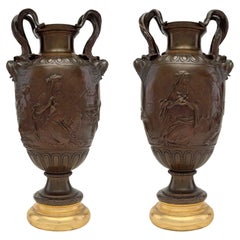 Paire d'urnes françaises de style Renaissance du 19ème siècle en bronze patiné et bois doré