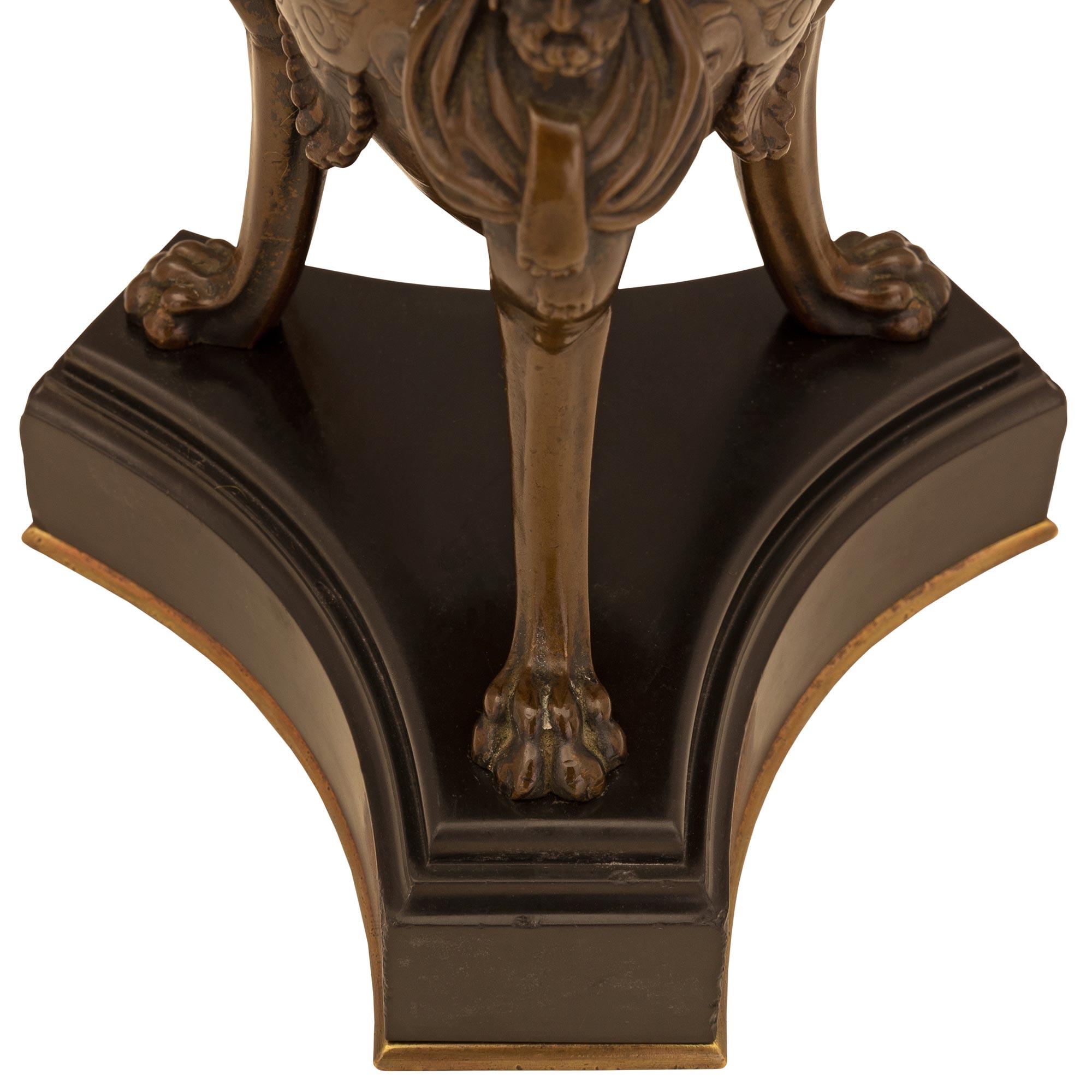 Paire de lampes françaises de style Renaissance du 19ème siècle en bronze patiné et marbre en vente 3