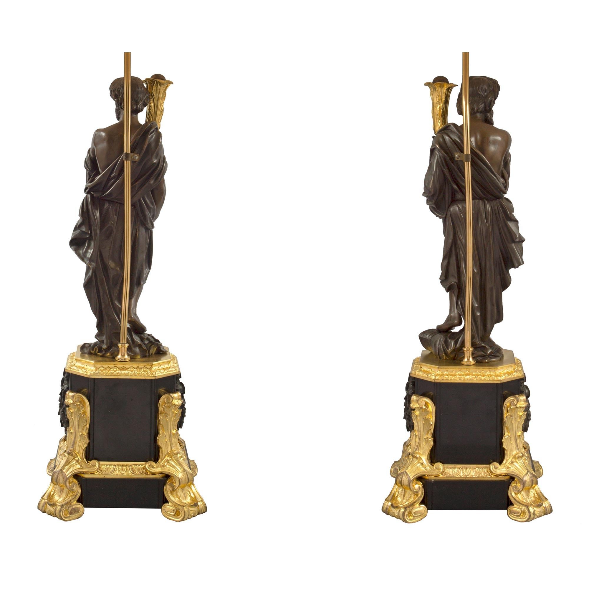 Français Paire de lampes françaises de style Renaissance du 19ème siècle en bronze patiné et bronze doré en vente