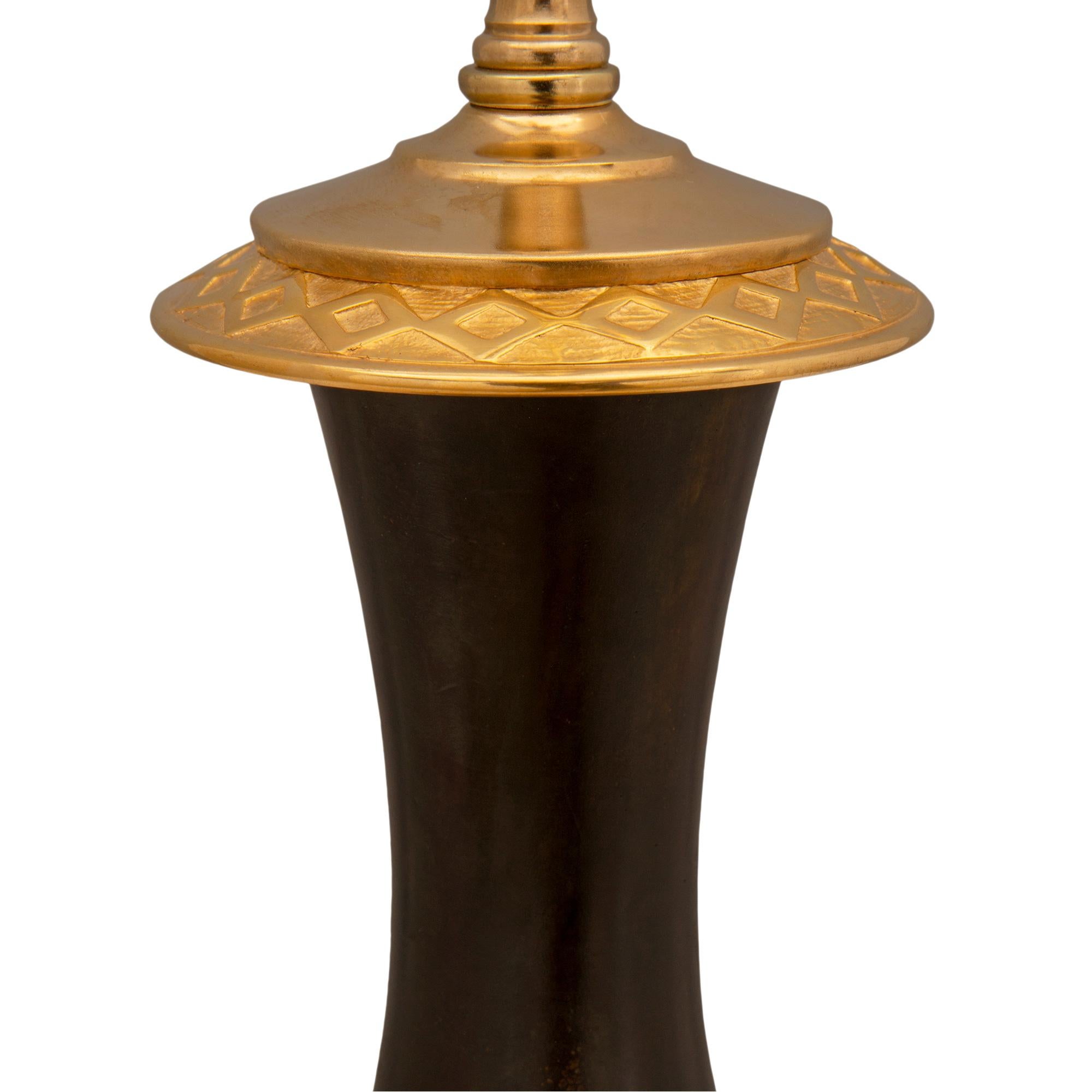 Français Paire de lampes françaises de style Renaissance du 19ème siècle en bronze patiné et bronze doré en vente